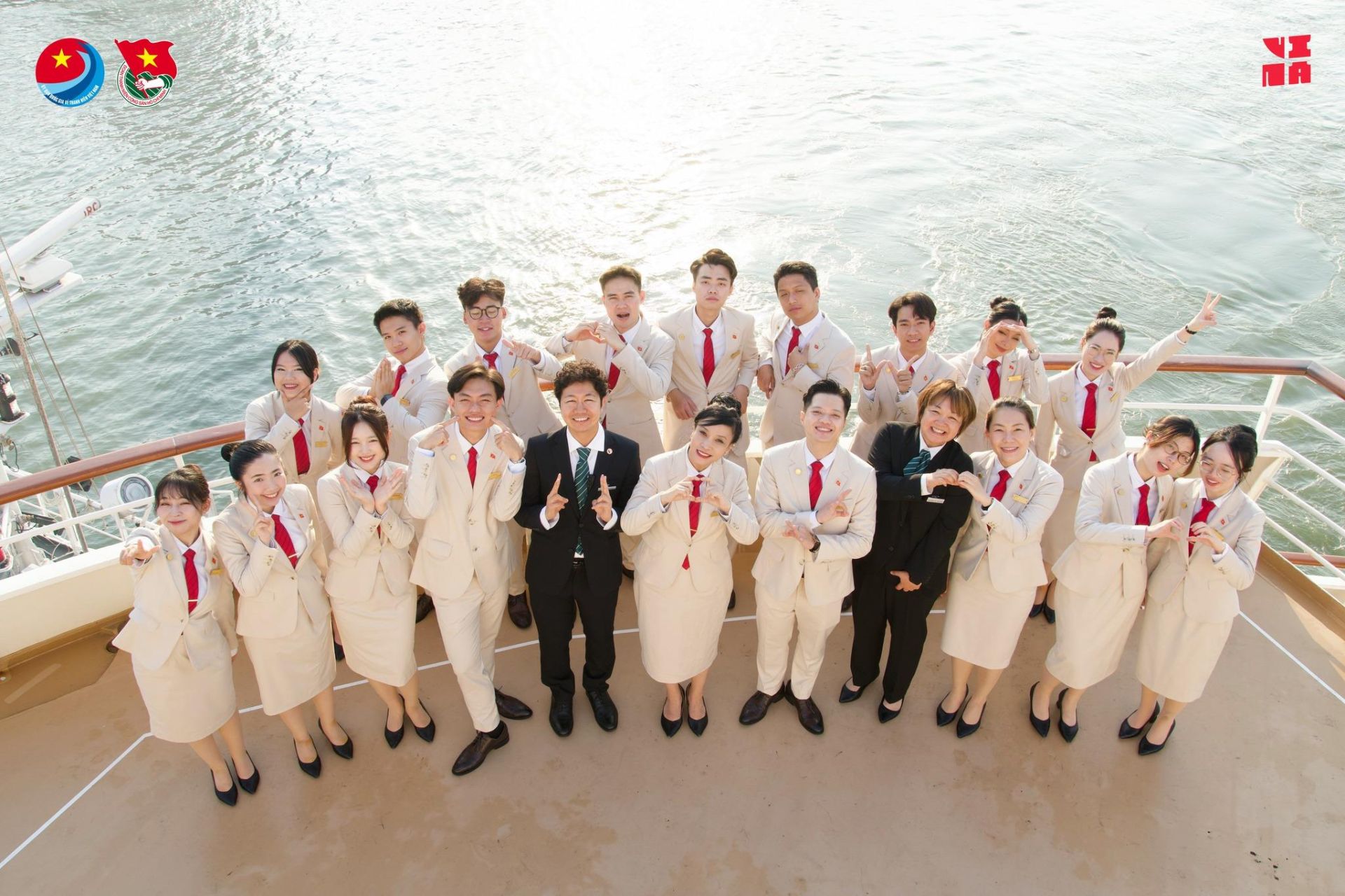 Đại biểu Việt Nam c&ugrave;ng bạn b&egrave; quốc tế tr&ecirc;n boong t&agrave;u Nippon Maru.