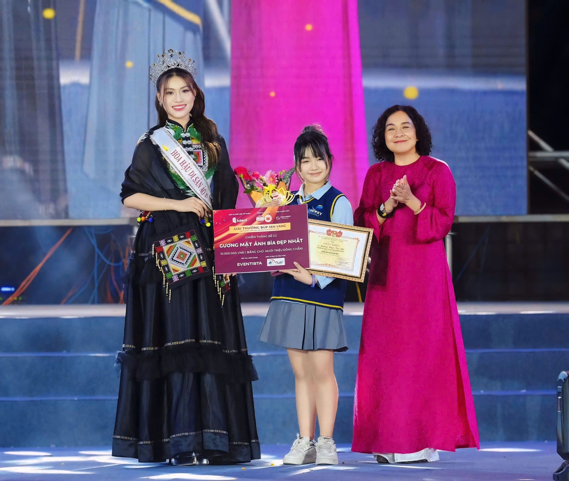 Tuệ Nhi nhận danh hiệu &ldquo;Gương mặt ảnh b&igrave;a đẹp nhất&rdquo; tại Giải thưởng B&uacute;p Sen V&agrave;ng.