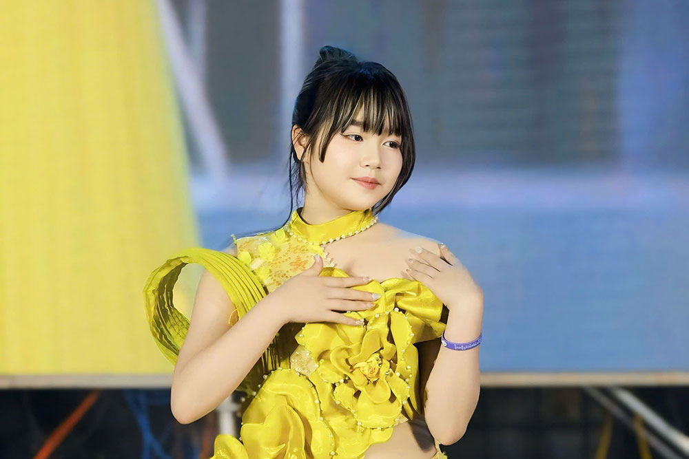 Phong th&aacute;i biểu diễn chuy&ecirc;n nghiệp của Tuệ Nhi tr&ecirc;n s&acirc;n khấu thời trang.