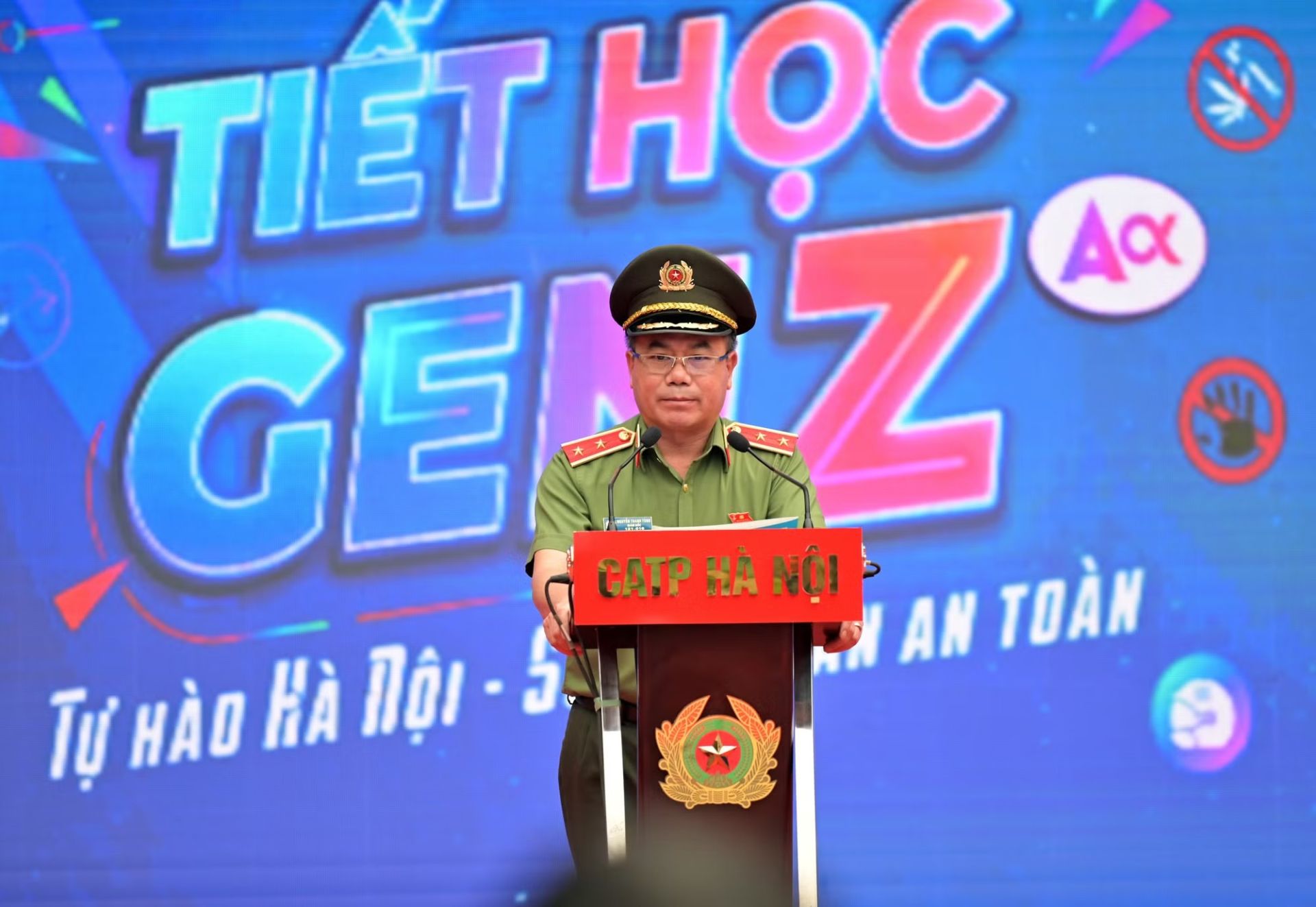 Trung tướng, Anh h&ugrave;ng lực lượng vũ trang nh&acirc;n d&acirc;n Nguyễn Thanh T&ugrave;ng, Ủy vi&ecirc;n Ban Thường vụ Th&agrave;nh ủy, B&iacute; thư Đảng ủy, Gi&aacute;m đốc CATP H&agrave; Nội chia sẻ với c&aacute;c em học sinh.