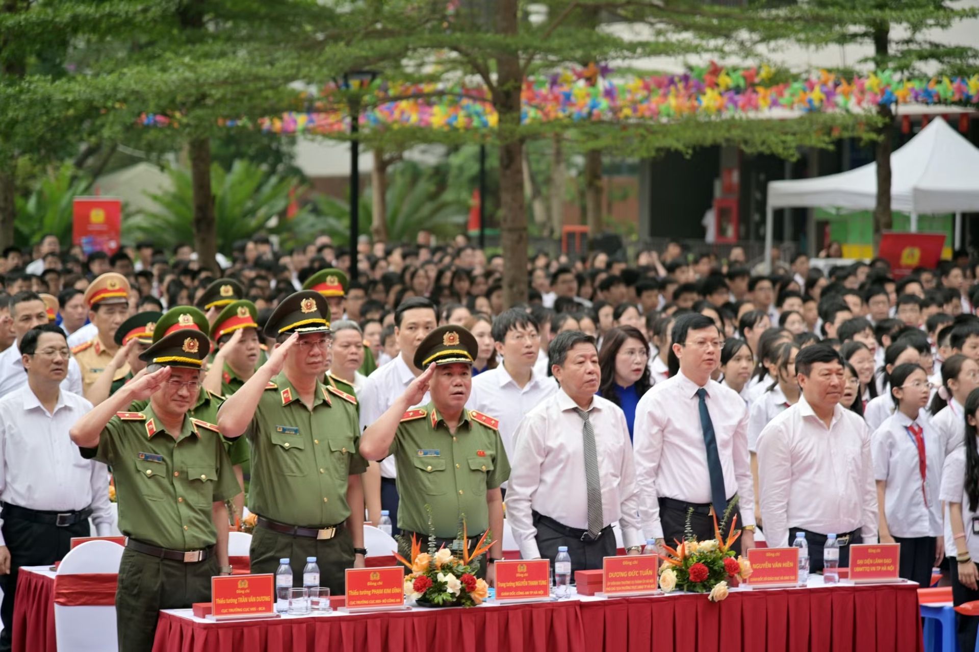 C&aacute;c đồng ch&iacute; l&atilde;nh đạo thực hiện nghi thức h&aacute;t Quốc ca ở điểm cầu trung t&acirc;m tại trường THCS Trần Duy Hưng (Y&ecirc;n H&ograve;a).