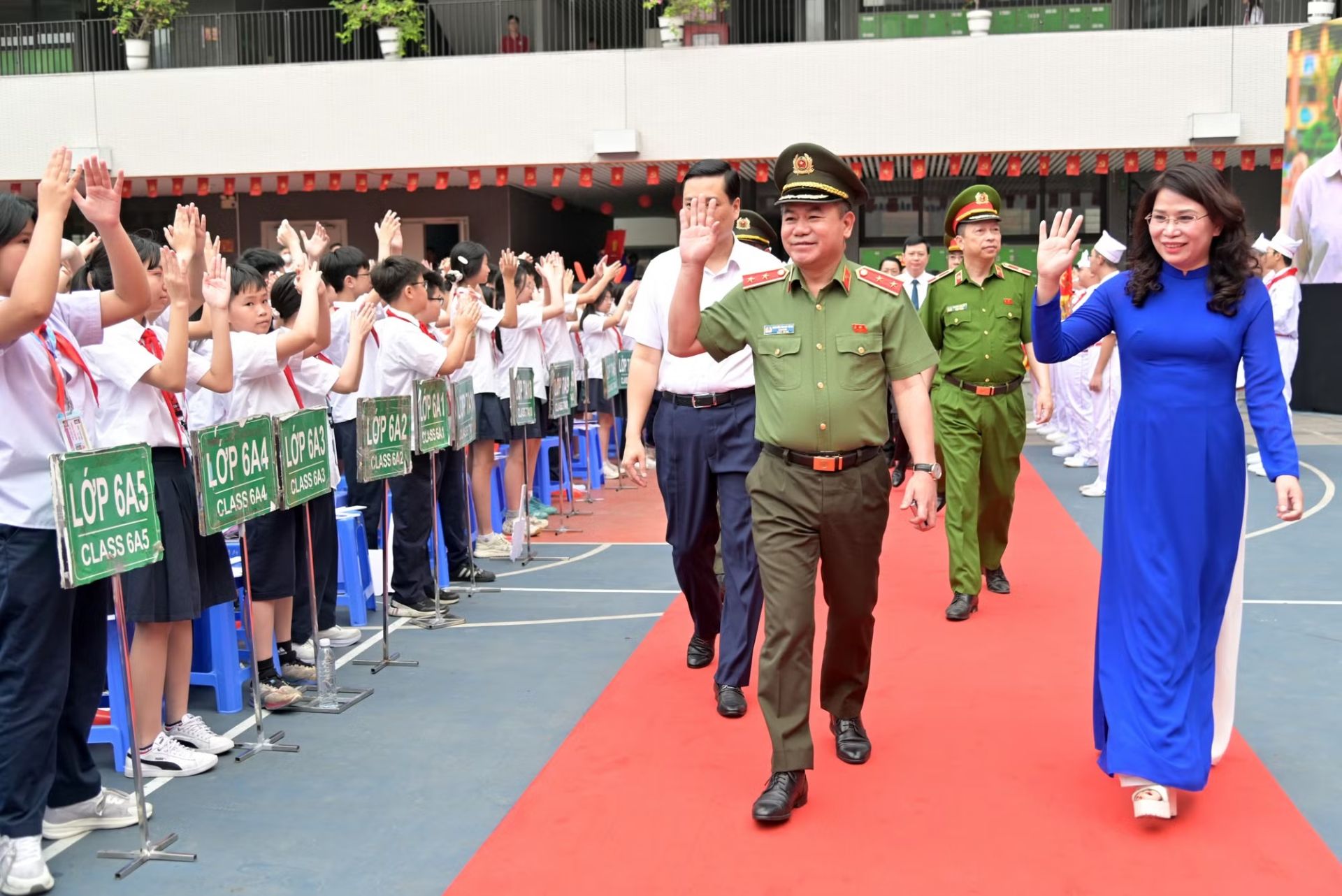 Trung tướng, Anh h&ugrave;ng lực lượng vũ trang nh&acirc;n d&acirc;n Nguyễn Thanh T&ugrave;ng, Ủy vi&ecirc;n Ban Thường vụ Th&agrave;nh ủy, B&iacute; thư Đảng ủy, Gi&aacute;m đốc CATP H&agrave; Nội, c&ugrave;ng Thiếu tướng Nguyễn Hồng Ky, Ph&oacute; Gi&aacute;m đốc CATP H&agrave; Nội tới dự tại điểm cầu trung t&acirc;m.