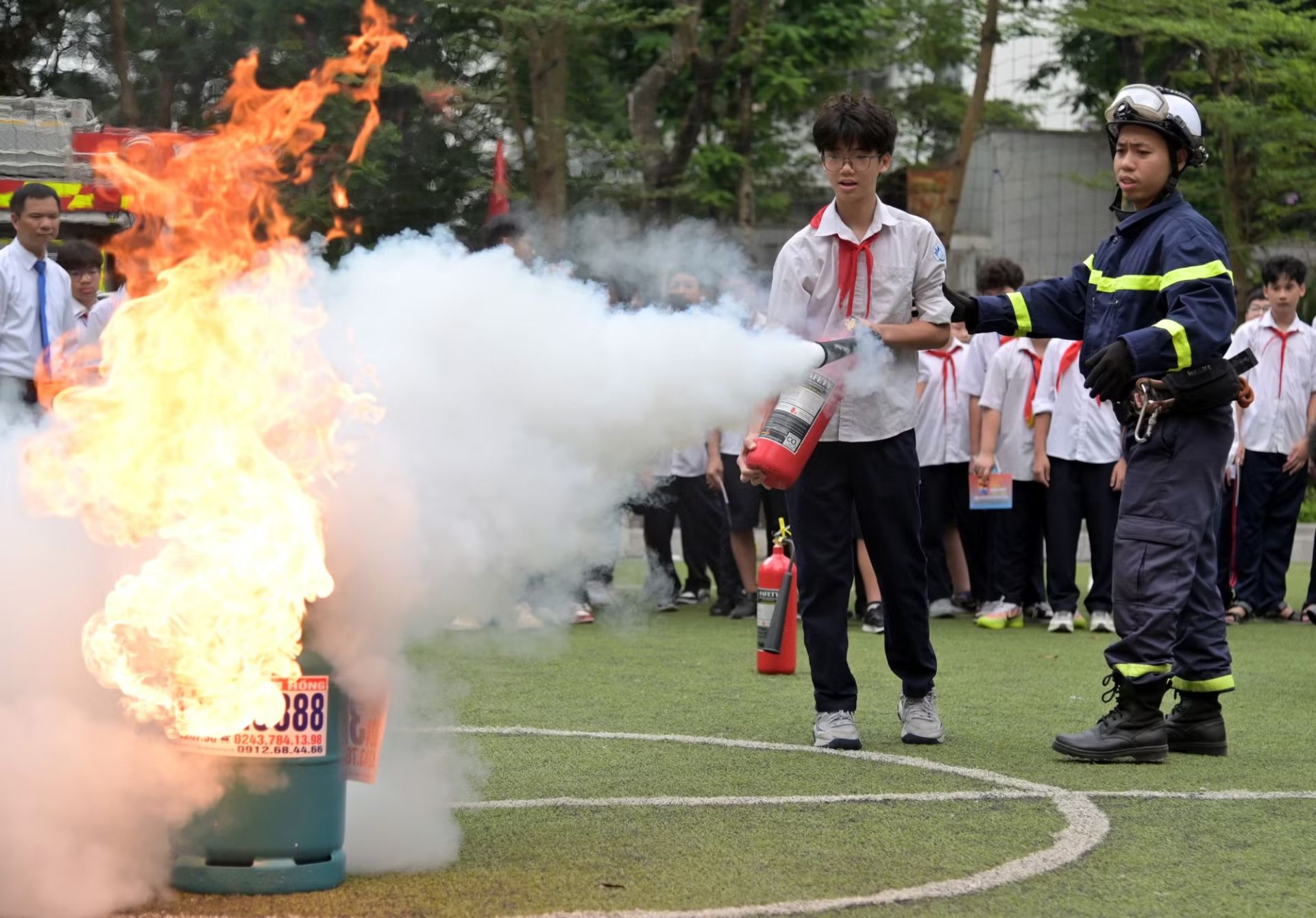 Hướng dẫn kỹ năng thực h&agrave;nh chữa ch&aacute;y cho c&aacute;c em học sinh.