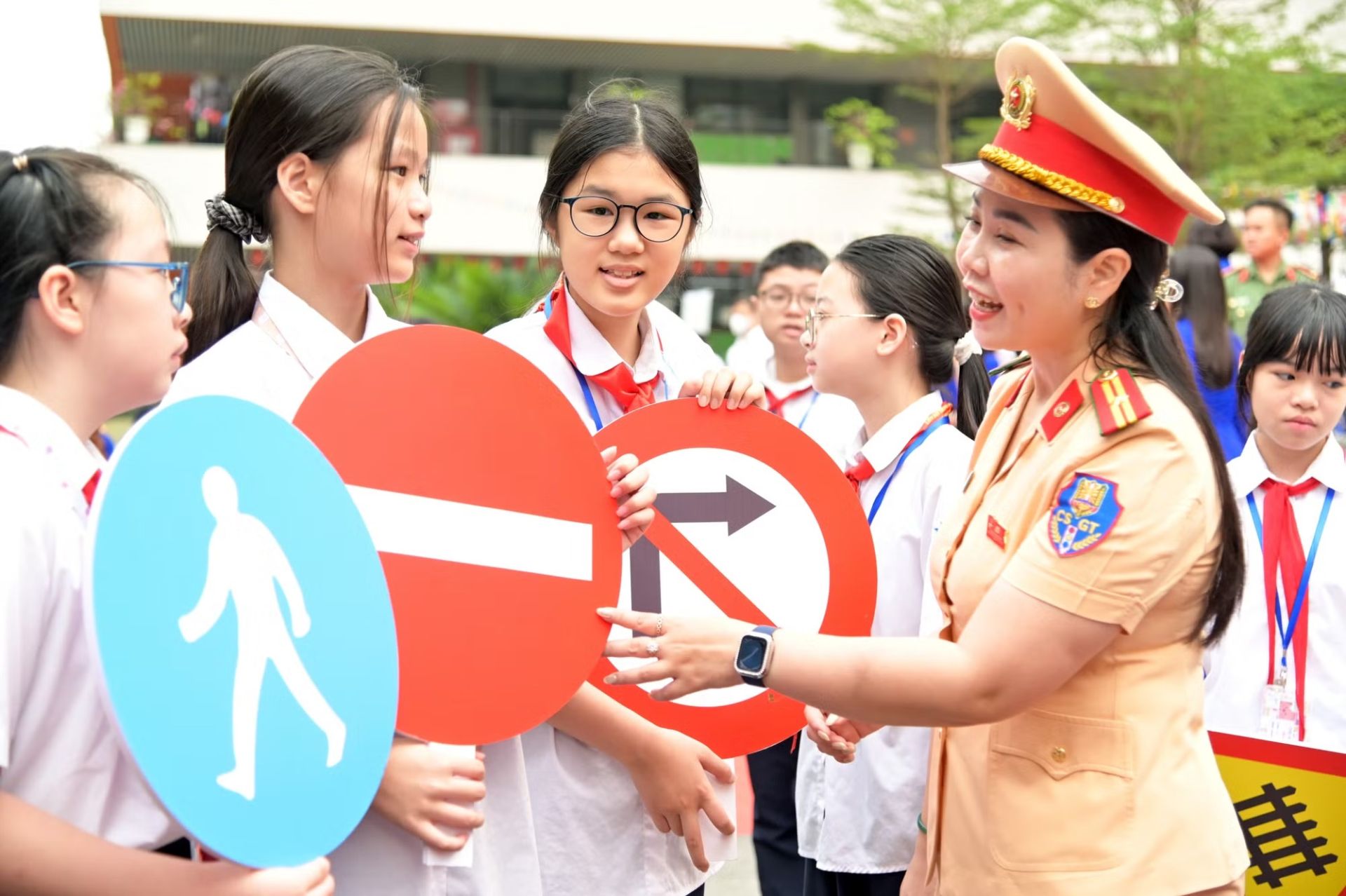 Tuy&ecirc;n truyền những kỹ năng an to&agrave;n giao th&ocirc;ng cơ bản cho c&aacute;c em học sinh.