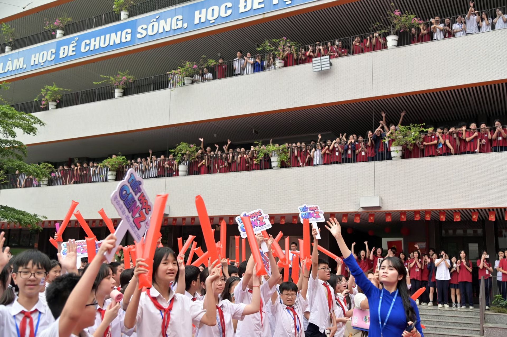 Sự hứng khởi của c&aacute;c em học sinh khi tham gia hoạt động thiết thực n&agrave;y.