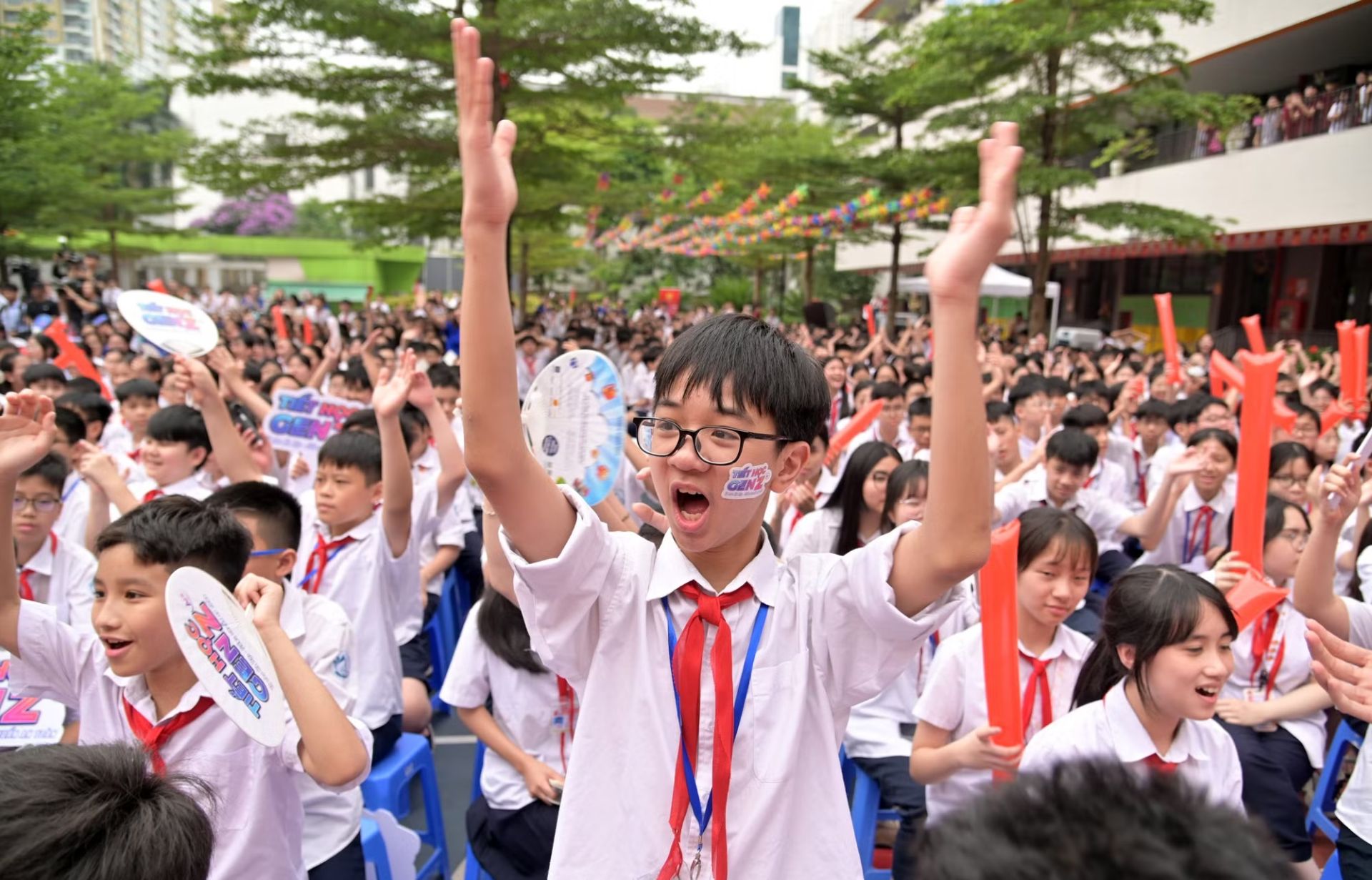 Kh&ocirc;ng kh&iacute; s&ocirc;i động tại chương tr&igrave;nh
