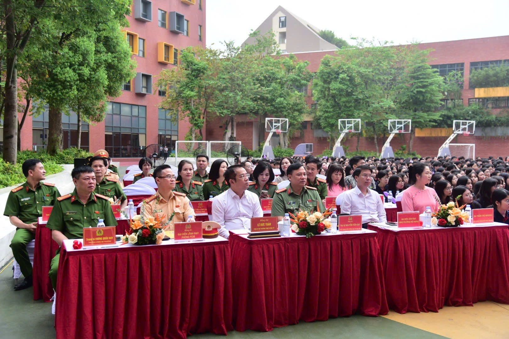 L&atilde;nh đạo CATP H&agrave; Nội, l&atilde;nh đạo phường Việt Hưng c&oacute; mặt tại buổi tường thuật.