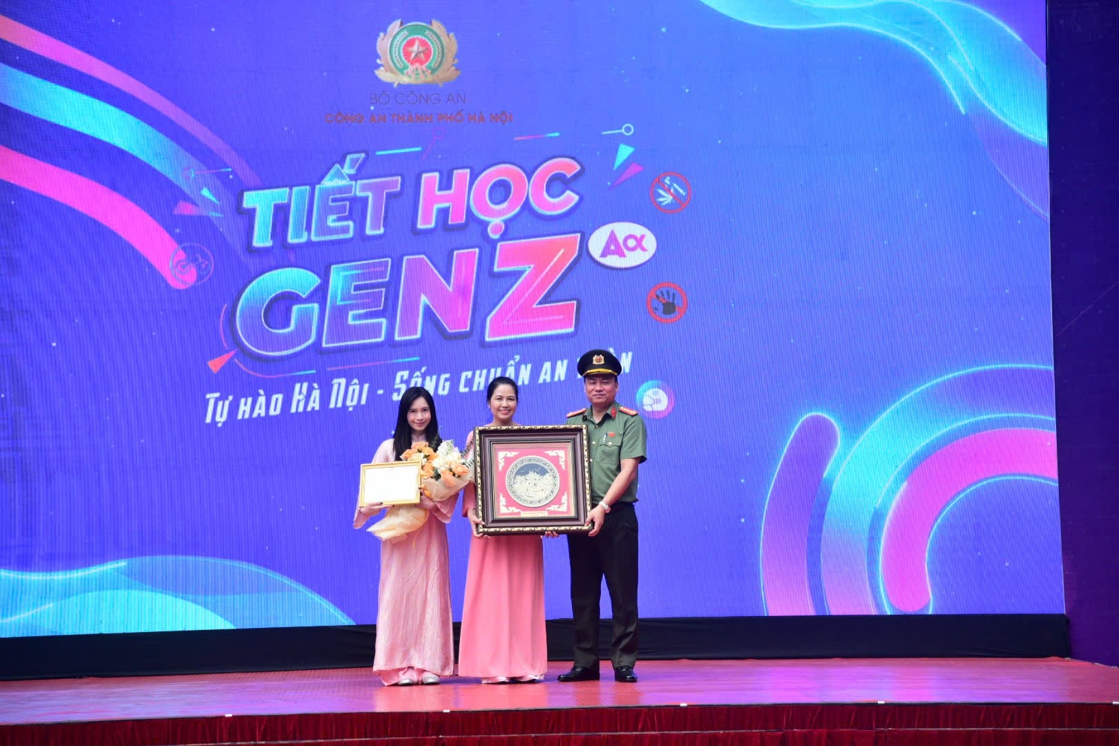 Đại t&aacute; Nguyễn Tiến Đạt, Ph&oacute; Gi&aacute;m đốc CATP H&agrave; Nội trao qu&agrave; cho trường. Ảnh: Nguyễn C&ocirc;ng
