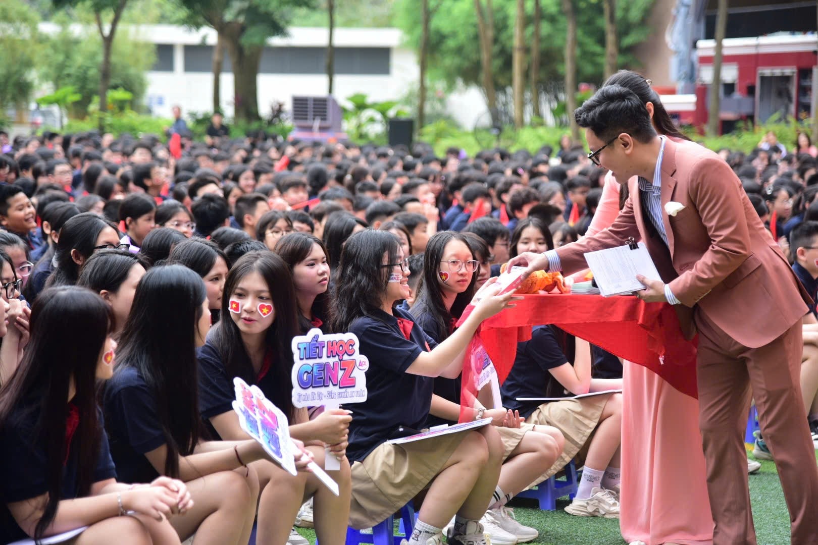 C&aacute;c em học sinh Trường THCS - THPT Marie Curie Long Bi&ecirc;n h&aacute;o hức tham gia chương tr&igrave;nh.&nbsp;
