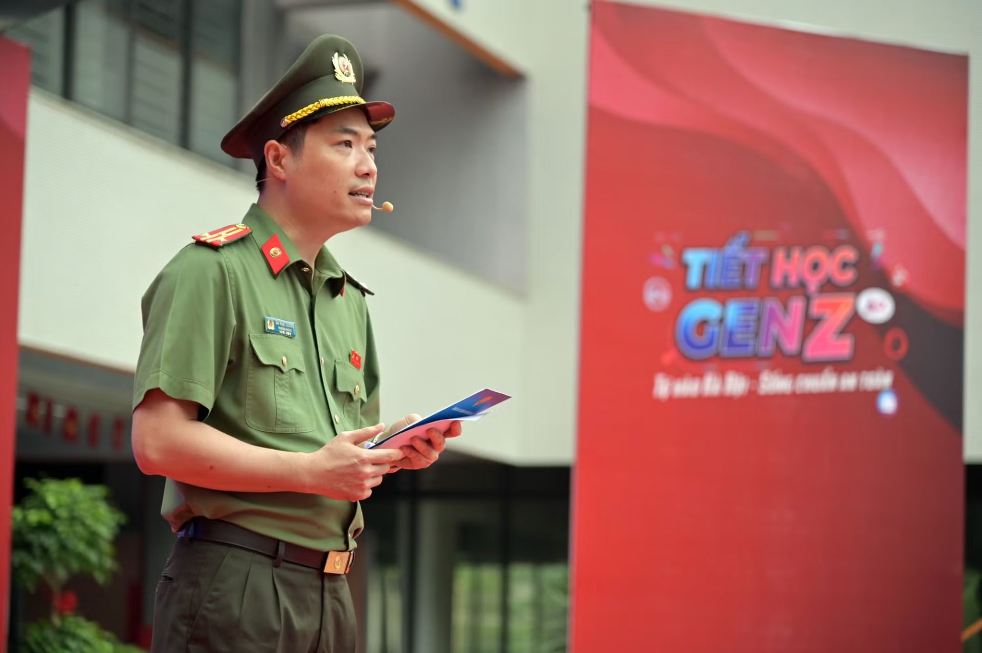 Thượng t&aacute; B&ugrave;i Nhật Quang, Trưởng ph&ograve;ng Tham mưu C&ocirc;ng an TP H&agrave; Nội giới thiệu về 2 m&ocirc; h&igrave;nh mới, lần đầu ti&ecirc;n được triển khai ở c&aacute;c trường học tại H&agrave; Nội.