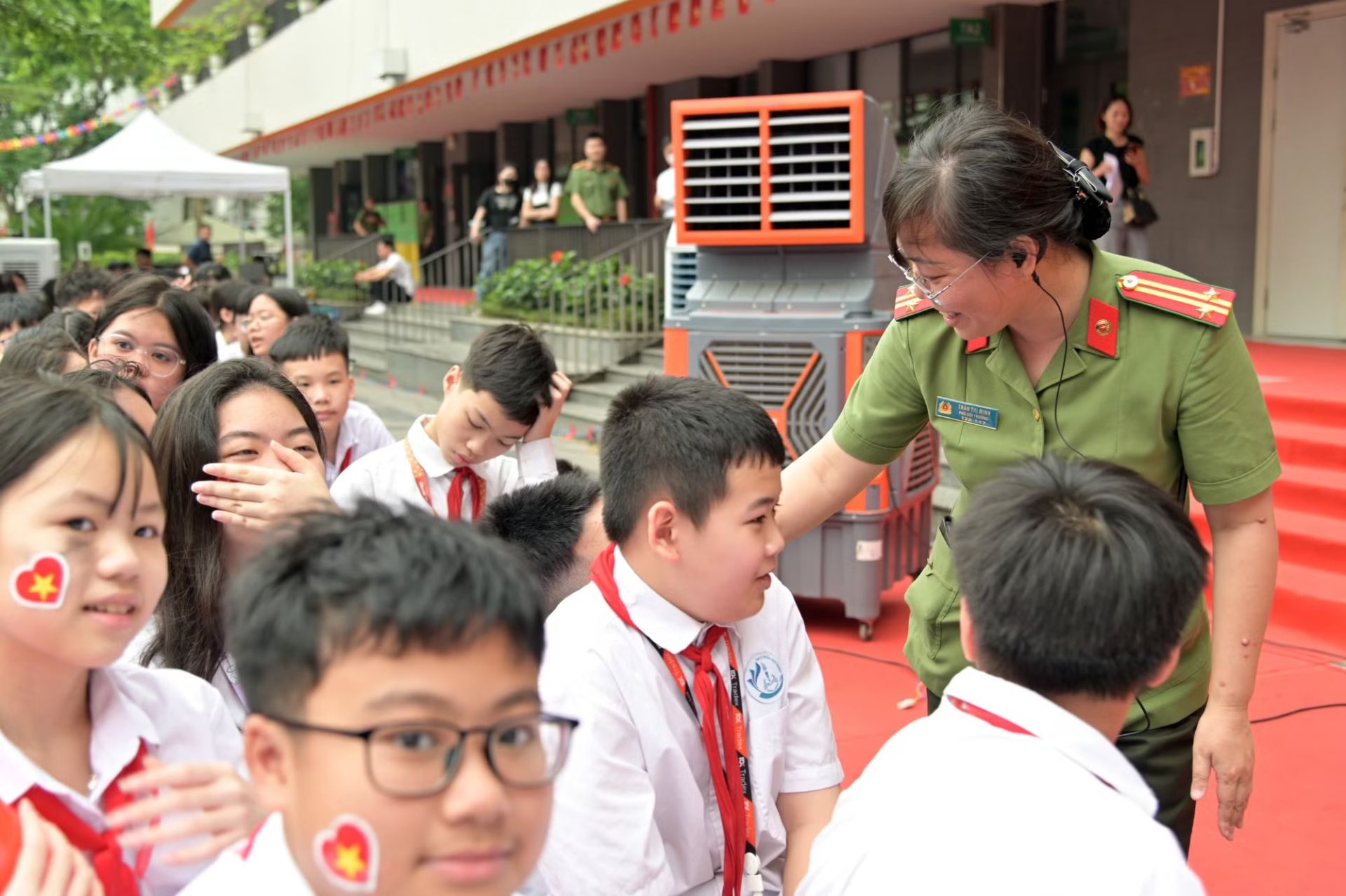 Nữ c&aacute;n bộ Ph&ograve;ng Tham mưu - CATP H&agrave; Nội d&agrave;nh nhiều t&acirc;m huyết với chương tr&igrave;nh v&agrave; c&aacute;c ch&aacute;u học sinh.