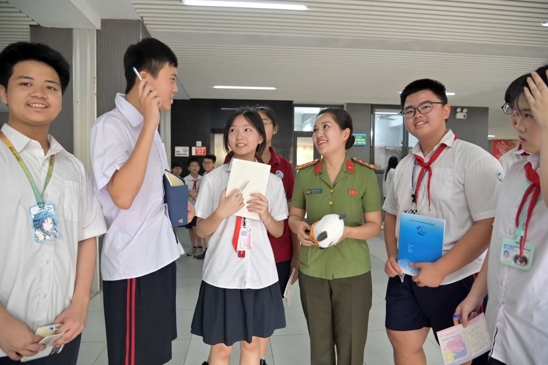 CBCS C&ocirc;ng an Thủ đ&ocirc; trao đổi th&ecirc;m với c&aacute;c em học sinh b&ecirc;n lề sự kiện về những t&igrave;nh huống ph&aacute;p luật.