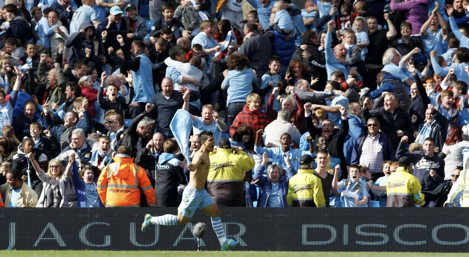 Kh&aacute;n giả mừng b&agrave;n thắng của Aguero trong trận gặp QPR ở v&ograve;ng 38 Ngoại hạng Anh 2011-2012.