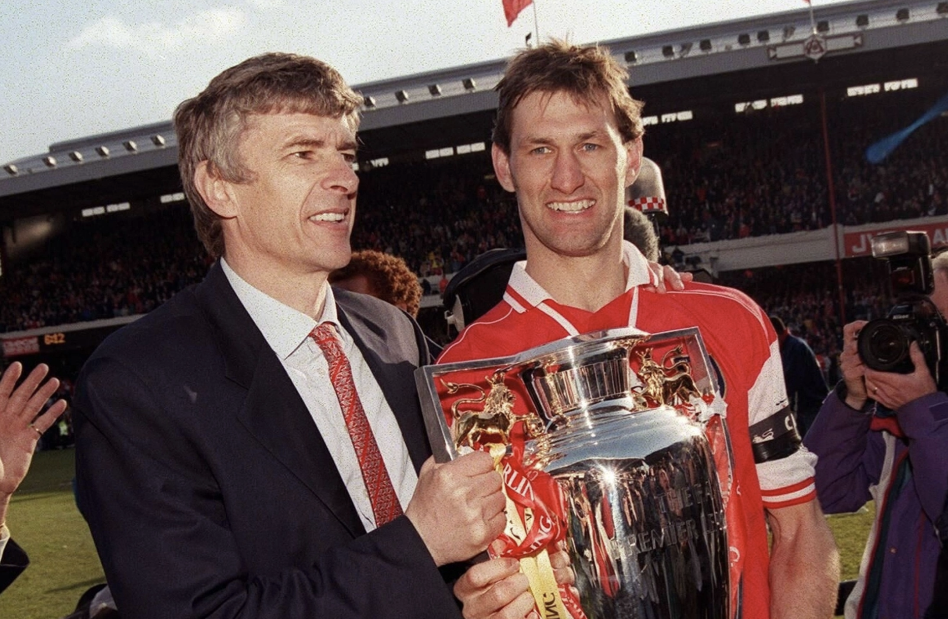HLV Arsene Wenger v&agrave; đội trưởng Tony Adams với chức v&ocirc; địch Ngoại hạng Anh 1997-1998.