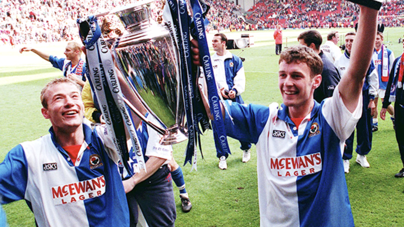 Cặp tiền đạo xuất sắc của Blackburn, Shearer v&agrave; Sutton, ăn mừng chức v&ocirc; địch Premier League 1995.