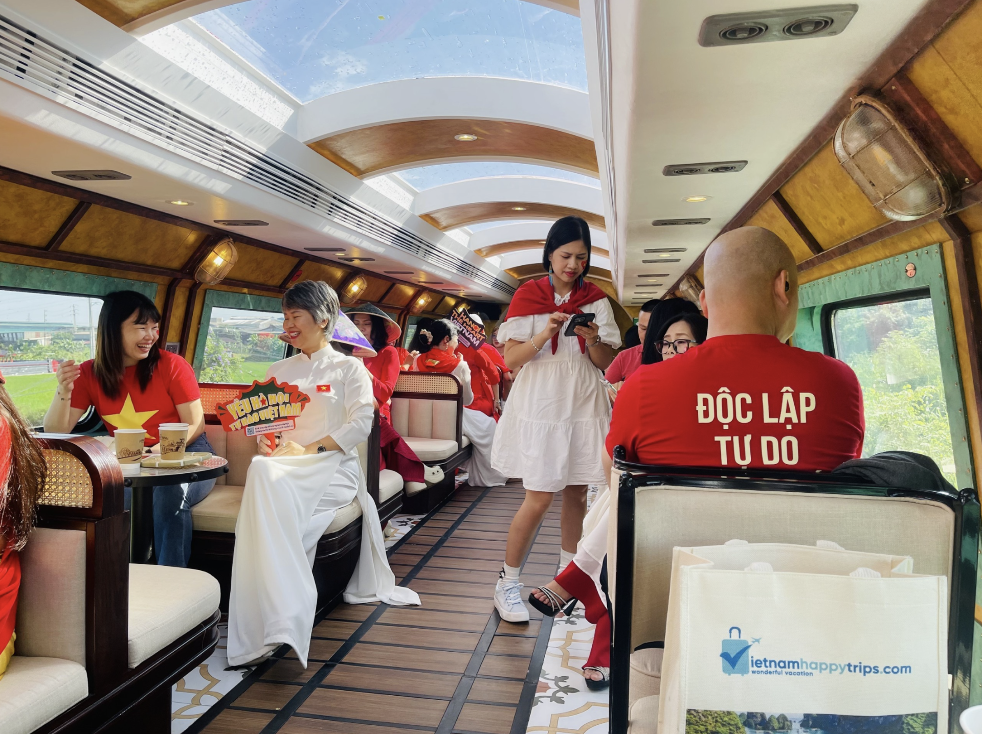 Du lịch t&agrave;u hỏa 2 tầng H&agrave; Nội - Bắc Ninh mang t&ecirc;n &ldquo;The Hanoi Train - Đo&agrave;n t&agrave;u du lịch H&agrave; Nội 5 Cửa &Ocirc;.