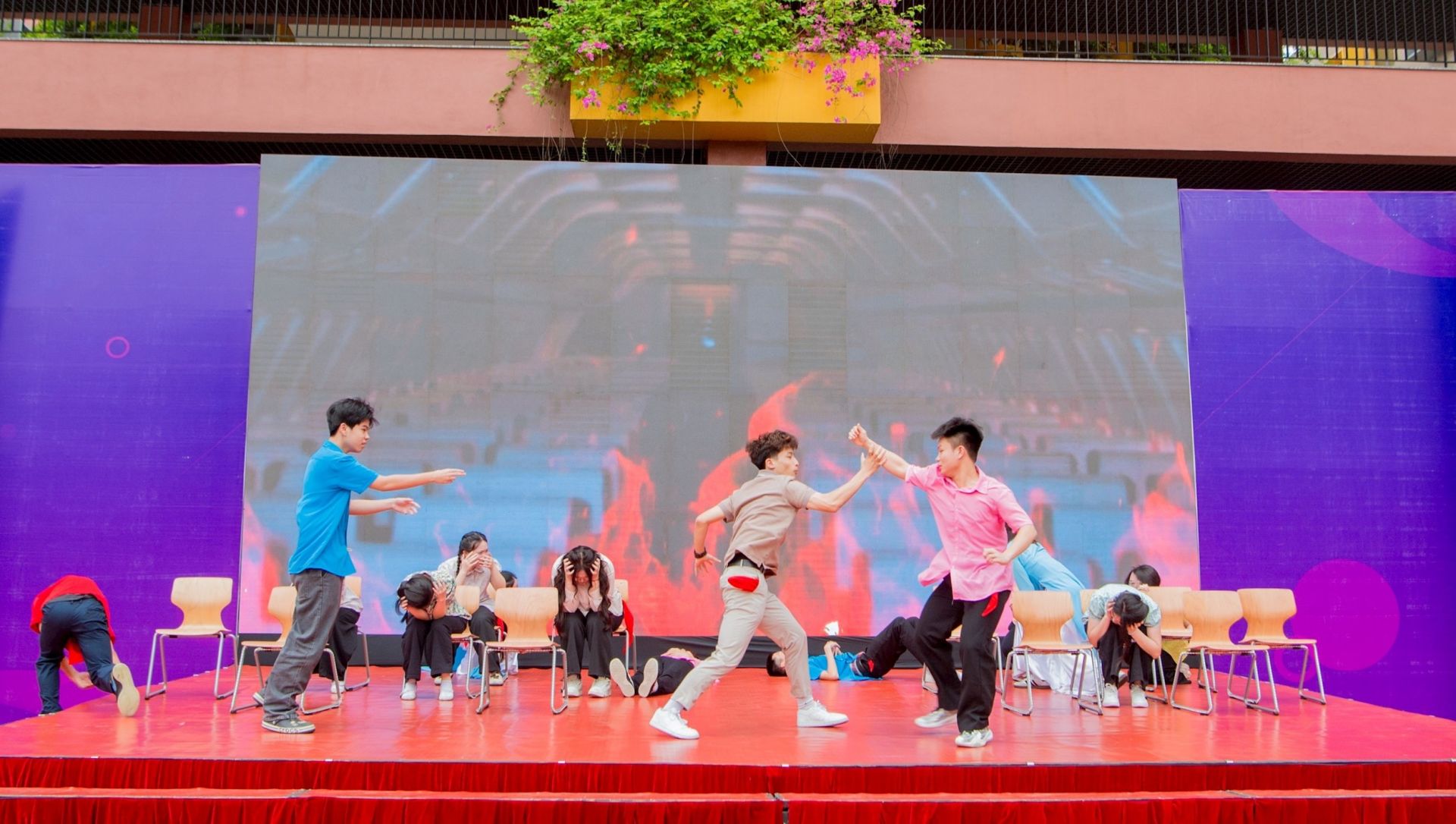 C&aacute;c t&igrave;nh huống s&acirc;n khấu h&oacute;a cho học sinh được trải nghiệm v&agrave; n&acirc;ng cao nhận thức.