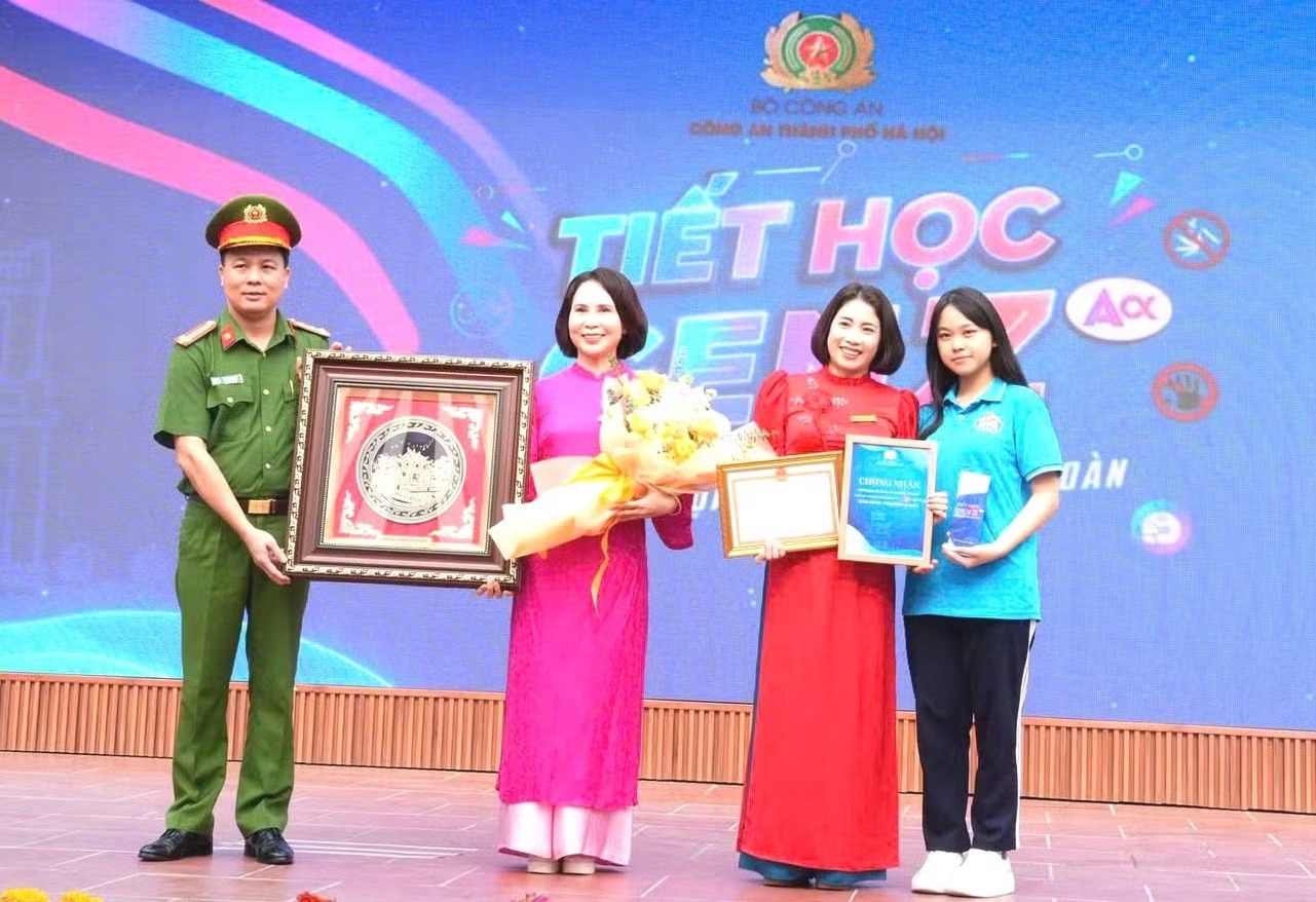 Đại t&aacute; L&ecirc; Văn Tu&acirc;n, Ph&oacute; Gi&aacute;m đốc CATP H&agrave; Nội tới dự tại điểm cầu trường THCS Nguyễn Văn Huy&ecirc;n (x&atilde; Sơn Đồng, H&agrave; Nội), tặng qu&agrave; lưu niệm gi&aacute;o vi&ecirc;n v&agrave; học sinh nh&agrave; trường.