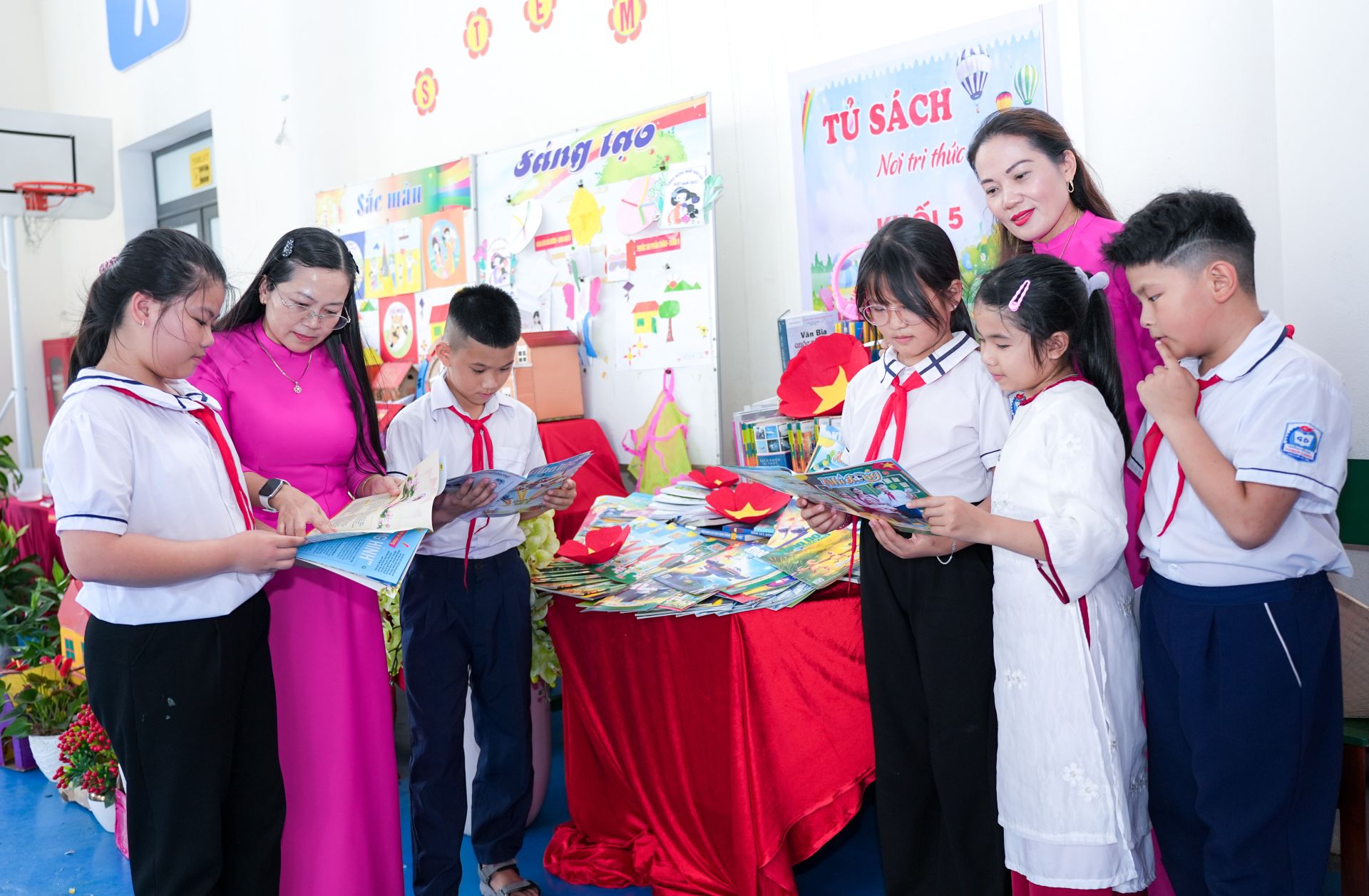 Kh&ocirc;ng gian b&aacute;o Đội cũng được nh&agrave; trường trừng b&agrave;y tại ng&agrave;y hội