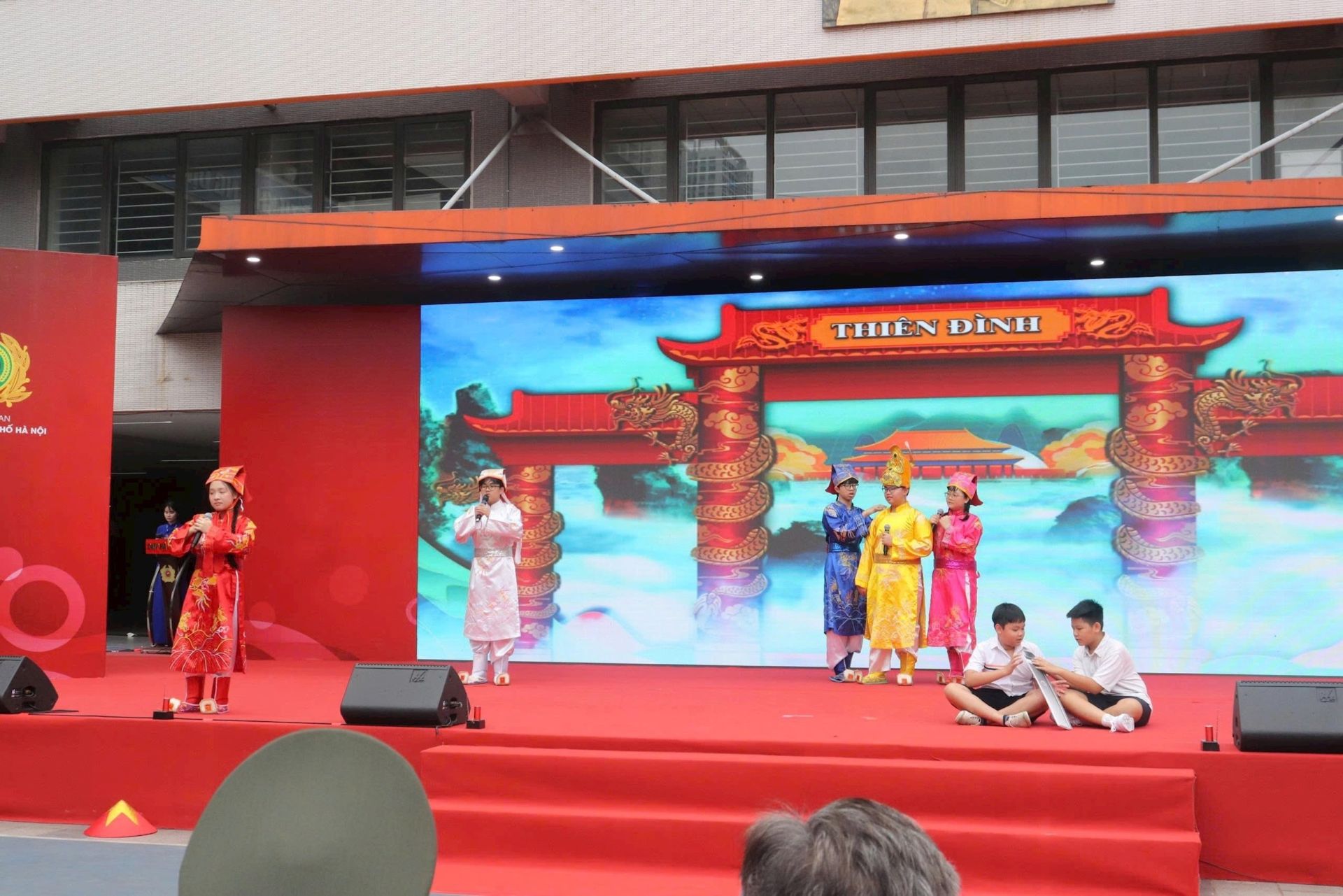 C&aacute;c học sinh trường THCS Trần Duy Hưng tham gia tiểu phẩm ph&ograve;ng chống ma tu&yacute;, thuốc l&aacute; điện tử tại trường học trong tiết học Tiết học Gen Z