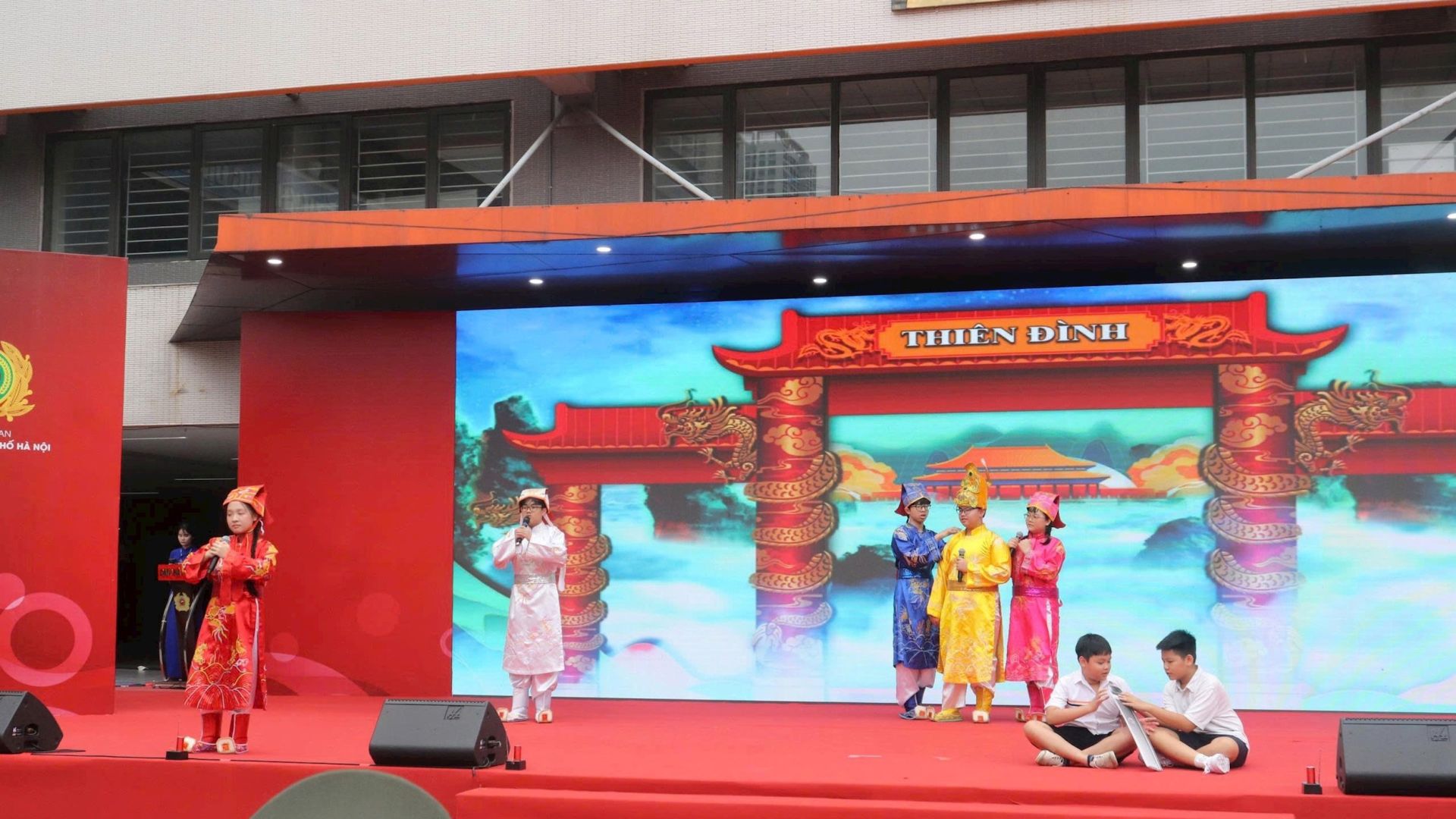 C&aacute;c em học sinh tham gia c&aacute;c tiểu phẩm giả định trong tiết học.