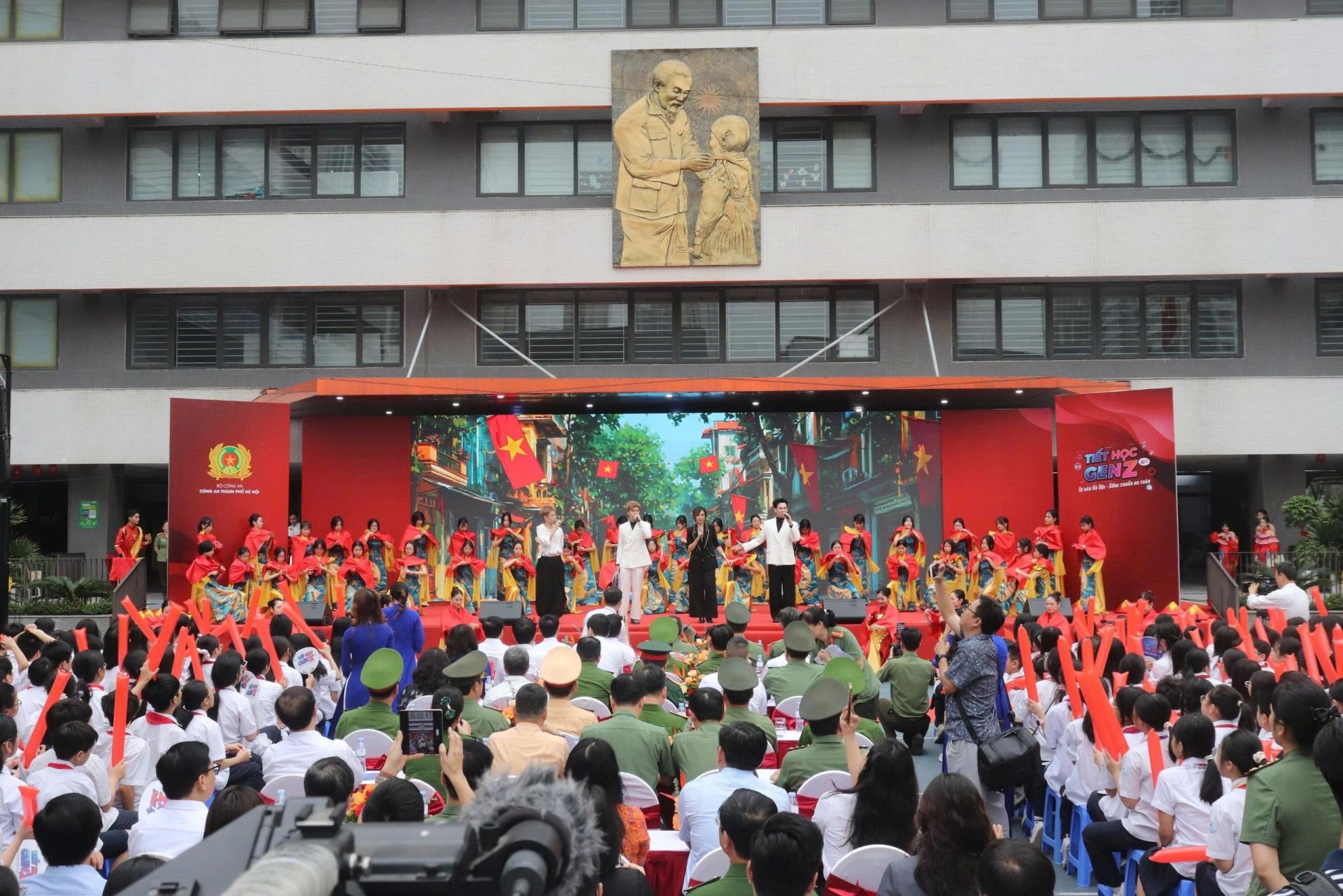 Đ&ocirc;ng đảo học sinh tham gia chương tr&igrave;nh Cầu truyền h&igrave;nh đặc biệt mang t&ecirc;n &ldquo;Tiết học Gen Z - Tự h&agrave;o H&agrave; Nội, sống chuẩn an to&agrave;n&rdquo; do C&ocirc;ng an th&agrave;nh phố H&agrave; Nội chủ tr&igrave; tại điểm cầu trường THCS Trần Duy Hưng. 