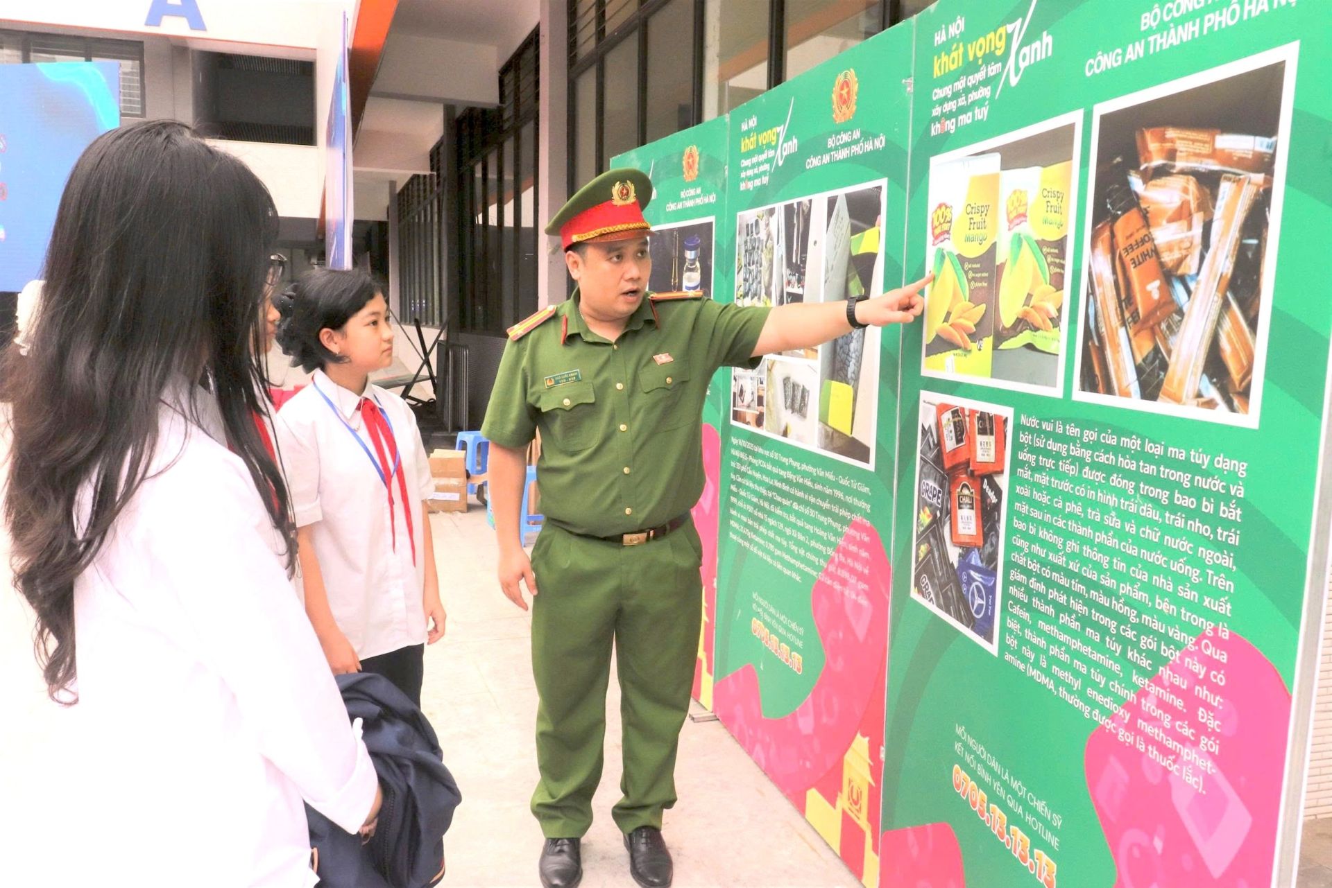 Học sinh được tuy&ecirc;n truyền về ph&ograve;ng chống ma tu&yacute; v&agrave; t&aacute;c hại của thuốc l&aacute; điện tử tại chương tr&igrave;nh.