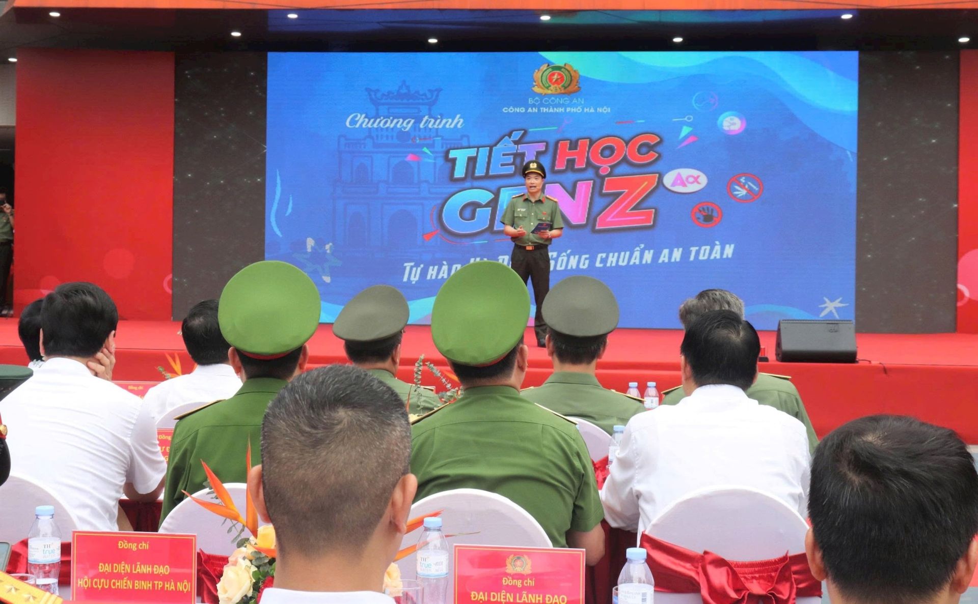 Thượng t&aacute; B&ugrave;i Nhật Quang, Trưởng ph&ograve;ng Tham mưu, C&ocirc;ng an th&agrave;nh phố H&agrave; Nội chia sẻ về m&ocirc; h&igrave;nh &ldquo;Trường học kh&ocirc;ng ma t&uacute;y&rdquo;, &ldquo;Trường học văn minh - cộng đồng gắn kết&rdquo;.