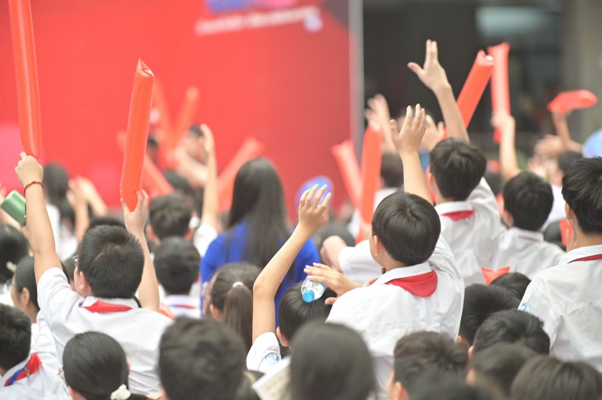 C&aacute;c em học sinh h&aacute;o hứng xung phong trả lời c&aacute;c c&acirc;u hỏi về những t&igrave;nh huống c&aacute;c bạn đặt ra.