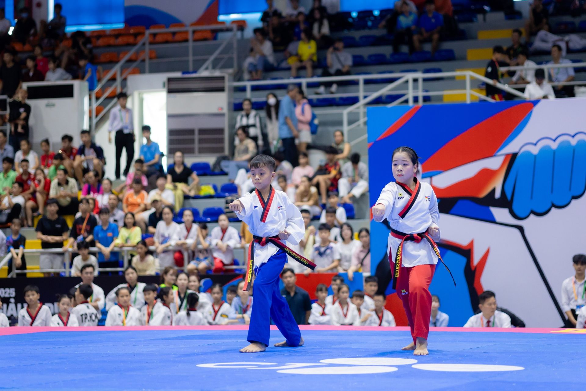 Quỳnh Chi (quần đỏ) luyện v&otilde; từ nhỏ v&agrave; đ&atilde; đạt nhiều th&agrave;nh t&iacute;ch ấn tượng trong thi đấu.