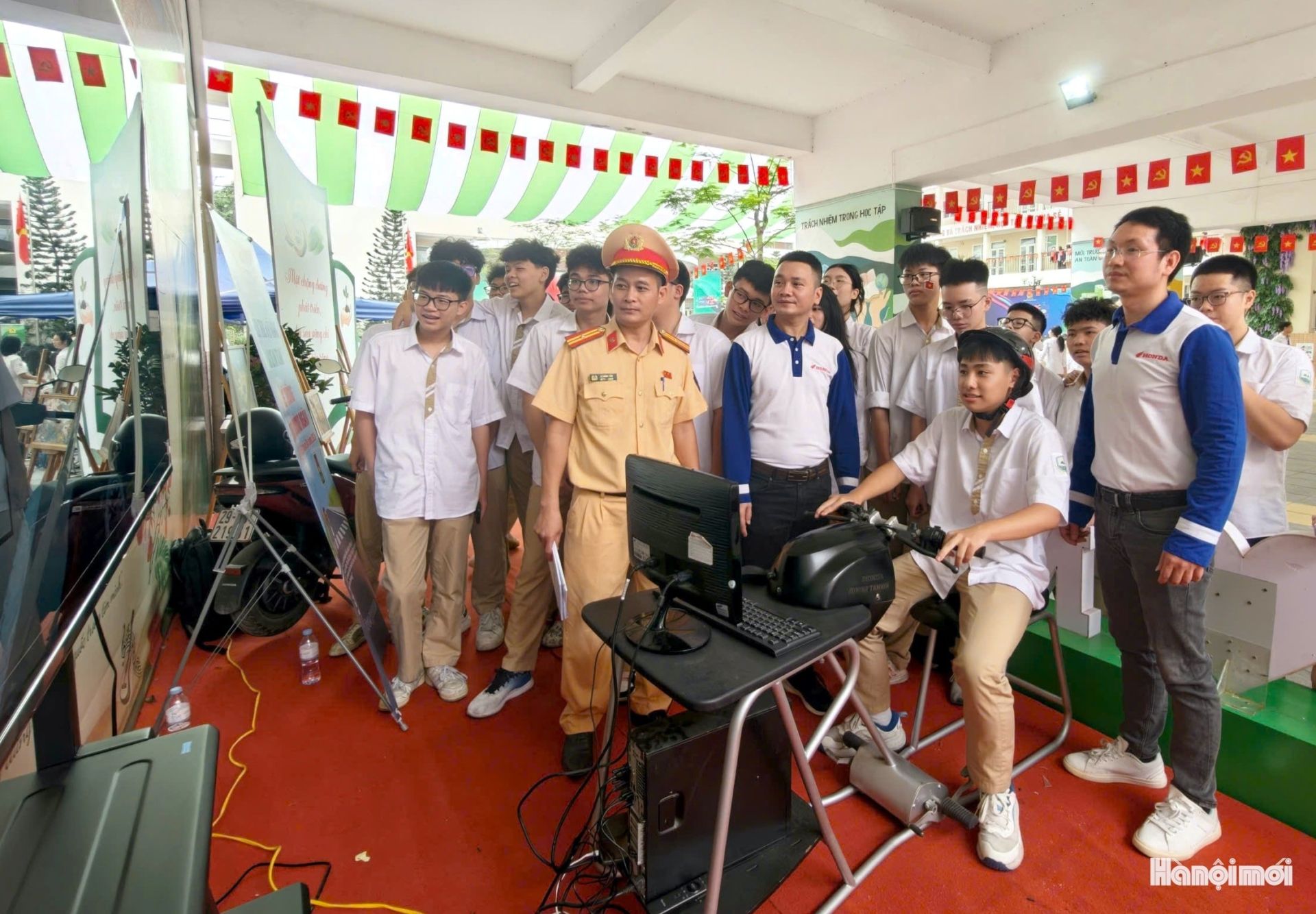 Học sinh Trường THPT Mỹ Đ&igrave;nh được tập huấn kiến thức v&agrave; kỹ năng l&aacute;i xe an to&agrave;n.&nbsp;
