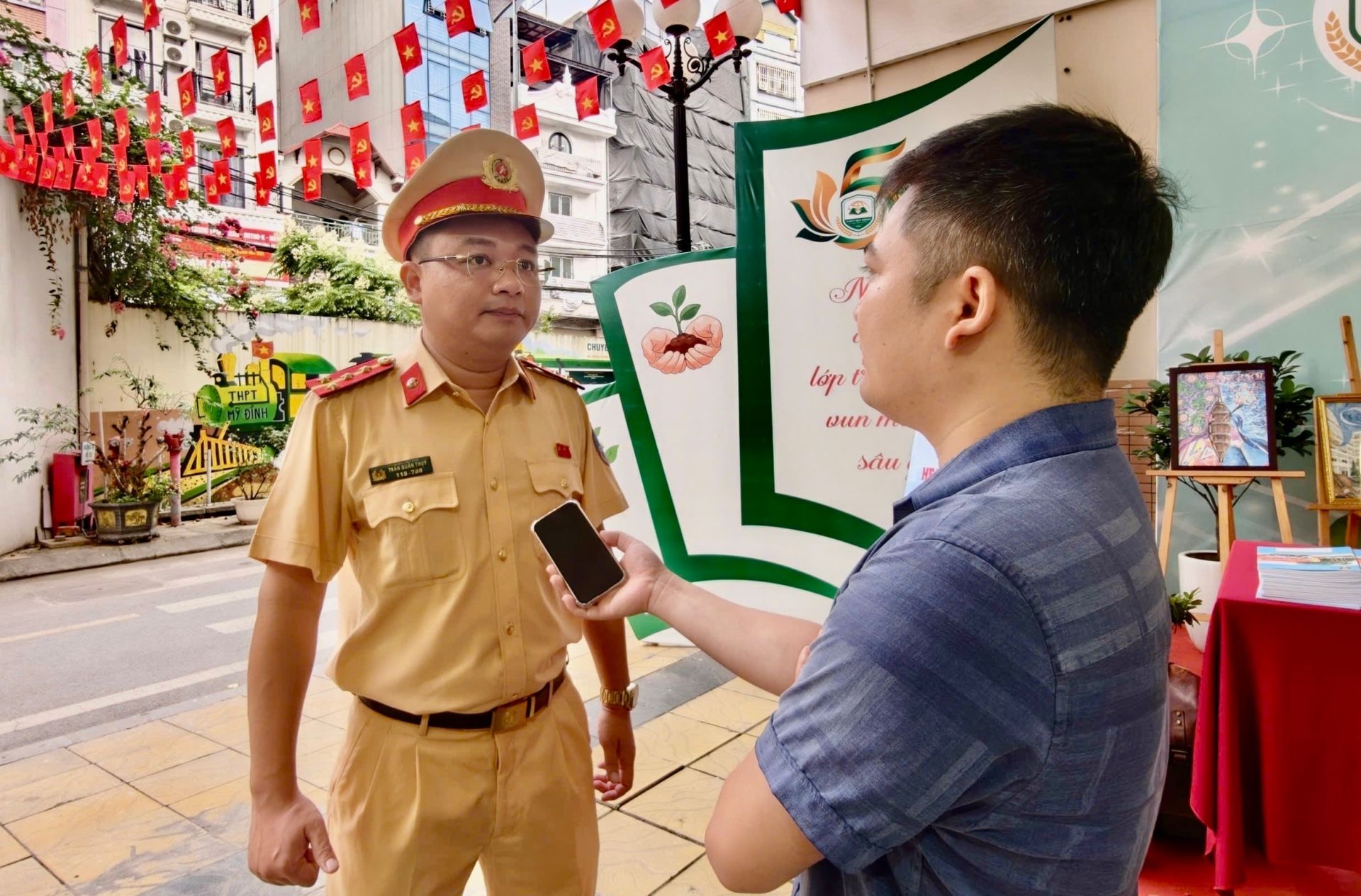 Đại &uacute;y Trần Qu&acirc;n Thụy trao đổi với ph&oacute;ng vi&ecirc;n về thực trạng vi phạm trật tự, an to&agrave;n giao th&ocirc;ng ở lứa tuổi học sinh.