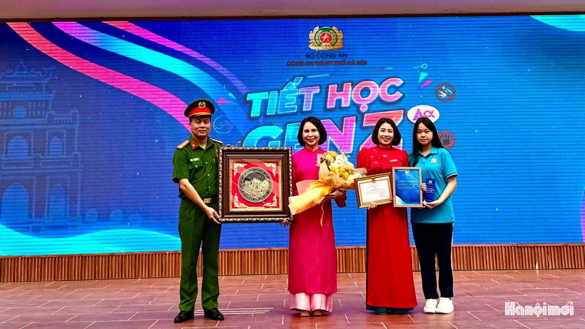 L&atilde;nh đạo CATP H&agrave; Nội trao qu&agrave; v&agrave; giấy khen cho Trường THCS Nguyễn Văn Huy&ecirc;n.&nbsp;
