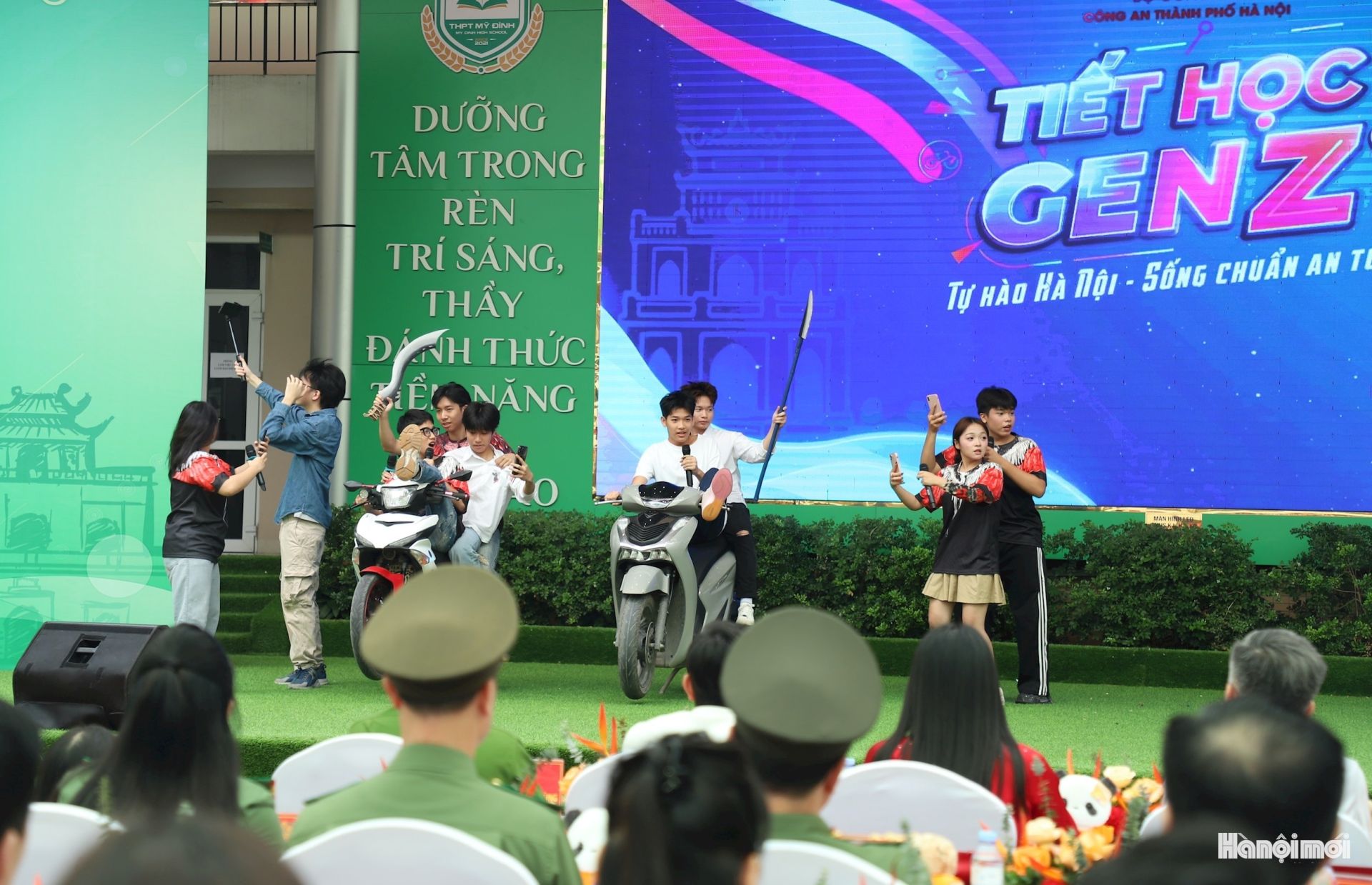 Học sinh Trường THPT Mỹ Đ&igrave;nh diễn tiểu phẩm về chủ đề ph&ograve;ng ngừa sử dụng vũ kh&iacute;, c&ocirc;ng cụ hỗ trợ, đua xe tr&aacute;i ph&eacute;p tại chương tr&igrave;nh &ldquo;Bản lĩnh Gen Z: Tự h&agrave;o H&agrave; Nội - Sống chuẩn an to&agrave;n&rdquo;.