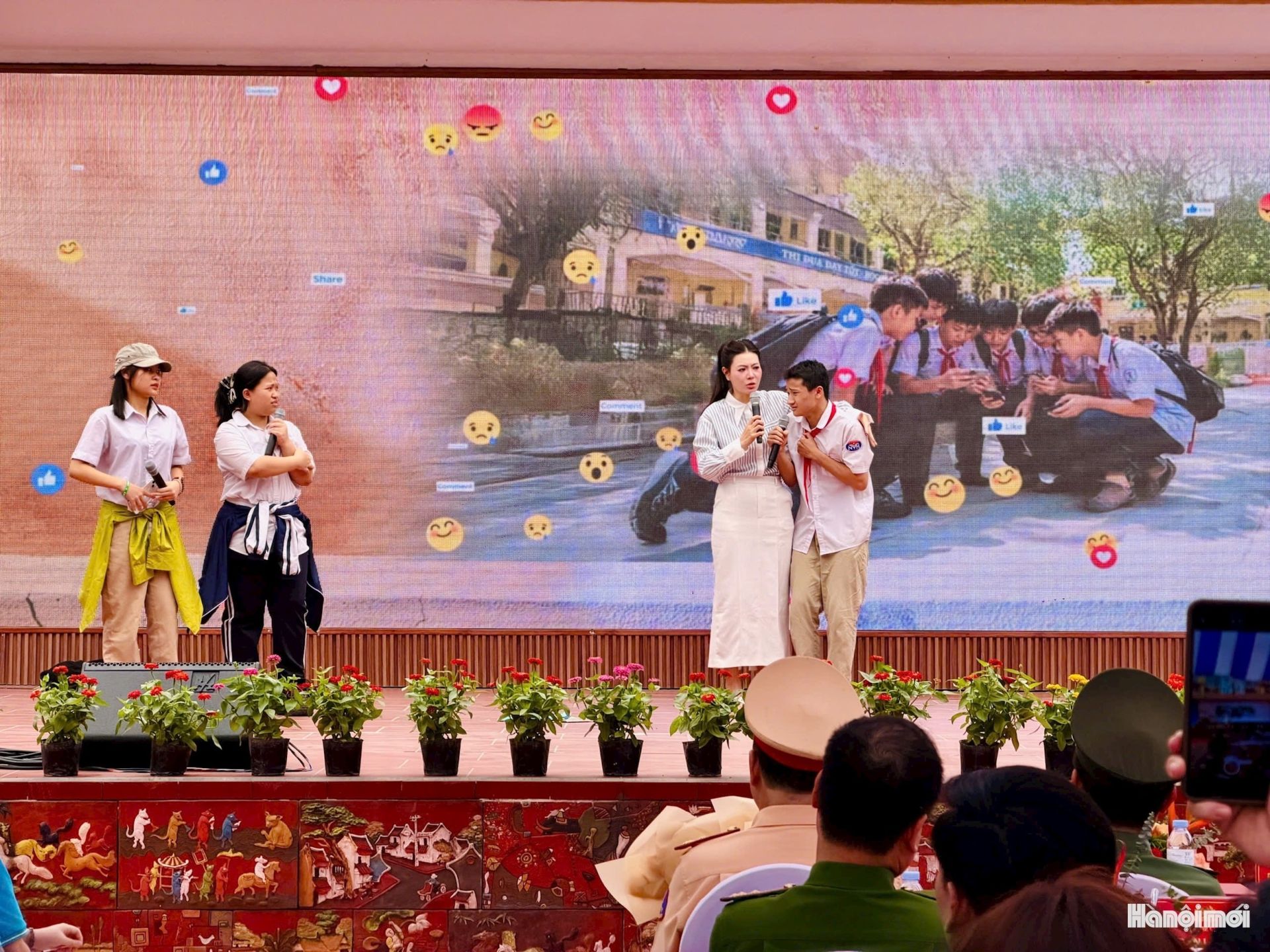 Diễn vi&ecirc;n Lan Hương c&ugrave;ng c&aacute;c em học sinh trường THCS Nguyễn Văn Huy&ecirc;n tham gia đ&oacute;ng tiểu phẩm về chủ đề bạo lực học đường. 