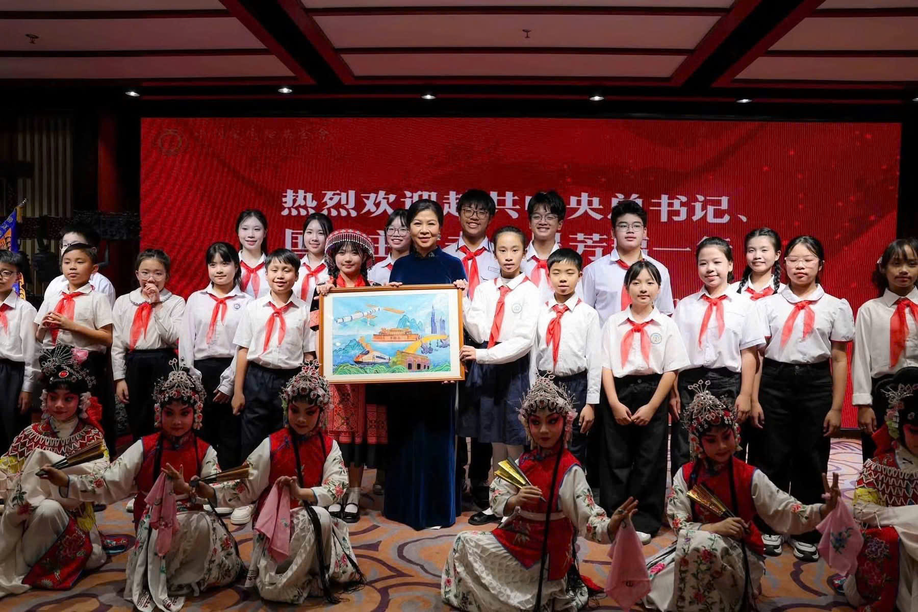 Quỳnh Chi cùng các bạn tham gia 