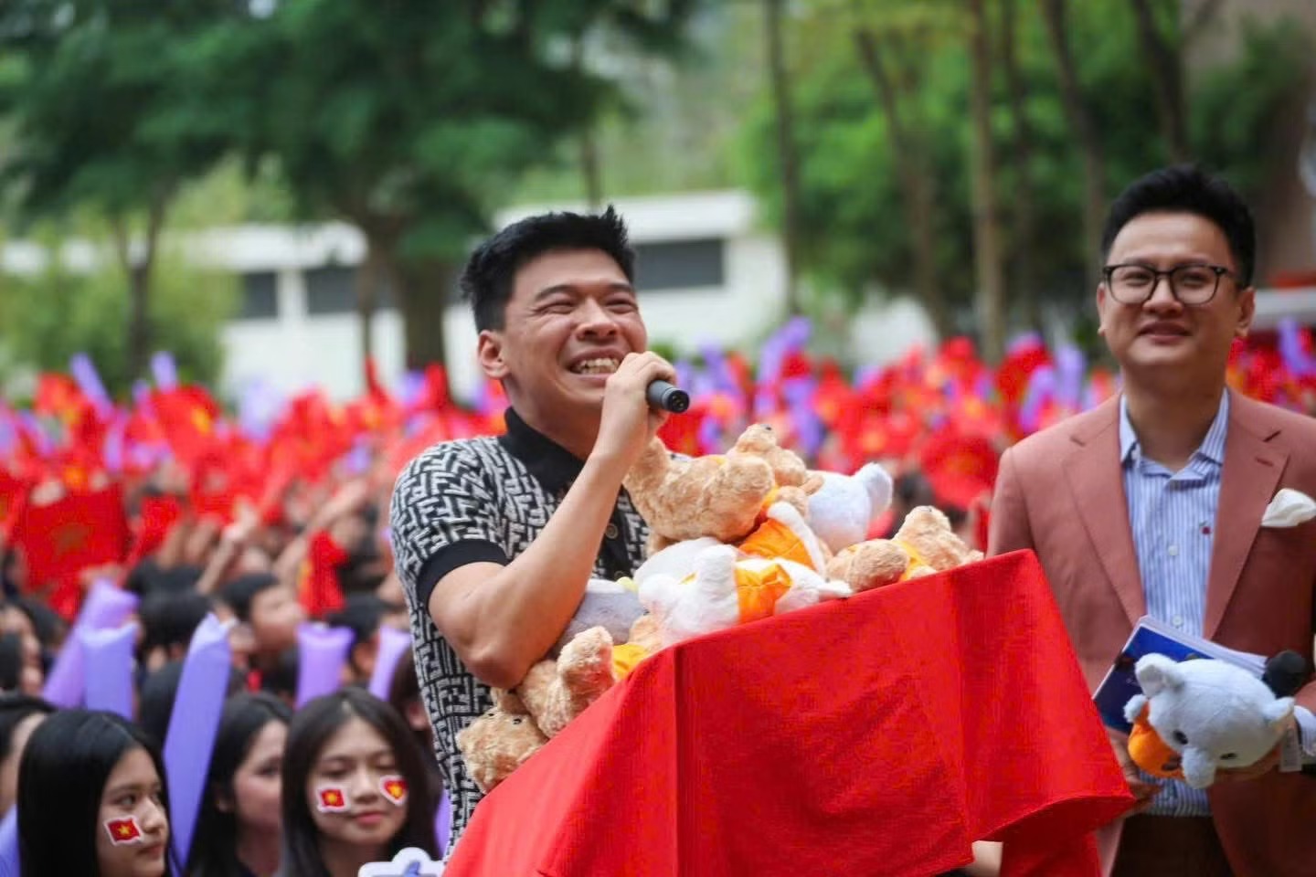 Diễn vi&ecirc;n Trung Ruồi hoạt n&aacute;o từ điểm cầu trường Marie Curie Long Bi&ecirc;n.