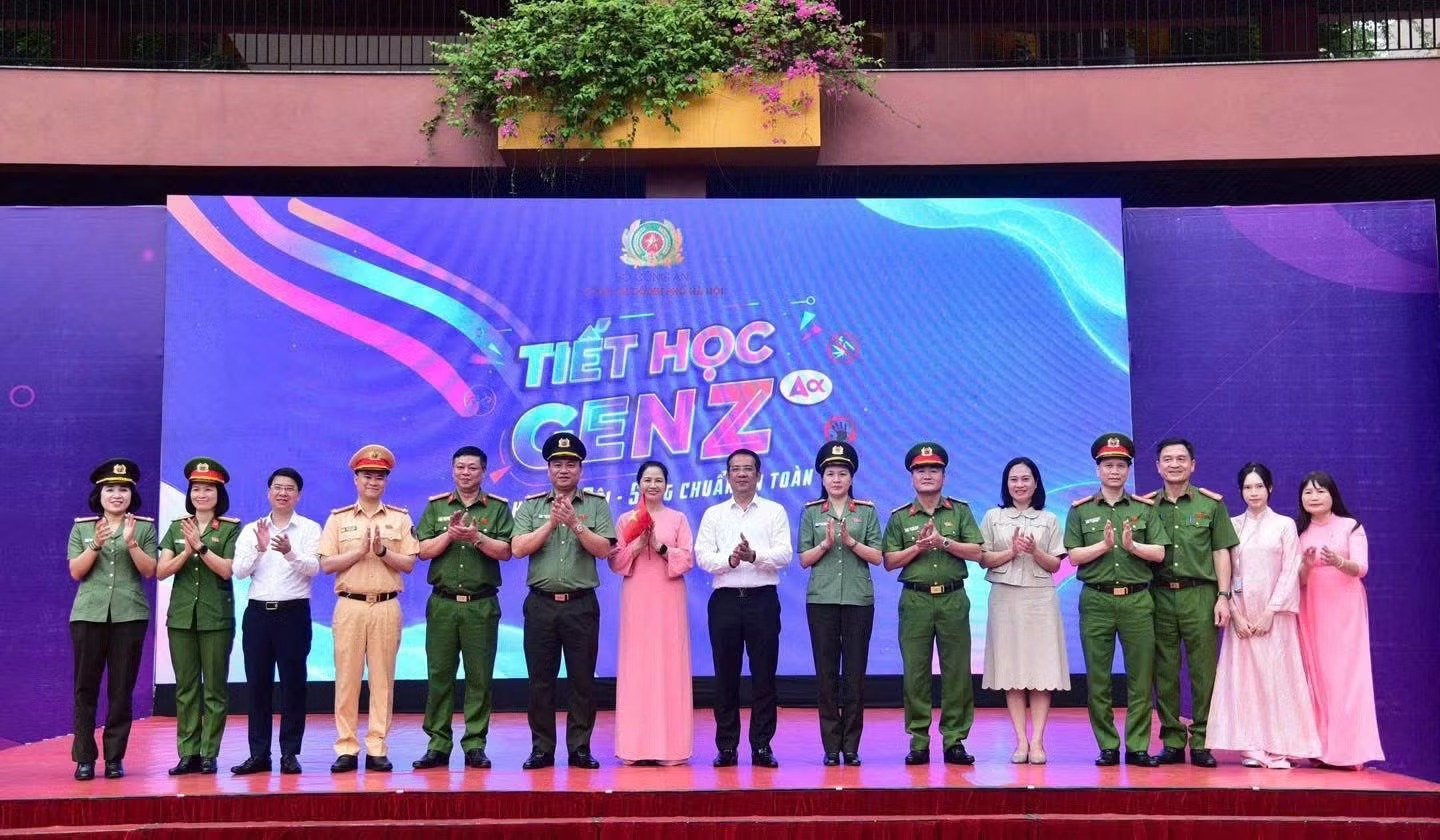 Kh&ocirc;ng kh&iacute; s&ocirc;i động v&agrave; tươi trẻ tr&agrave;n ngập cả 4 điểm cầu. Trong ảnh l&agrave; điểm cầu trường Marie Curie Long Bi&ecirc;n c&oacute; sự tham dự của Đại t&aacute; Nguyễn Tiến Đạt, Ph&oacute; Gi&aacute;m đốc CATP H&agrave; Nội c&ugrave;ng l&atilde;nh đạo ch&iacute;nh quyền địa phương v&agrave; c&aacute;c ph&ograve;ng chức năng, nghiệp vụ CATP H&agrave; Nội.