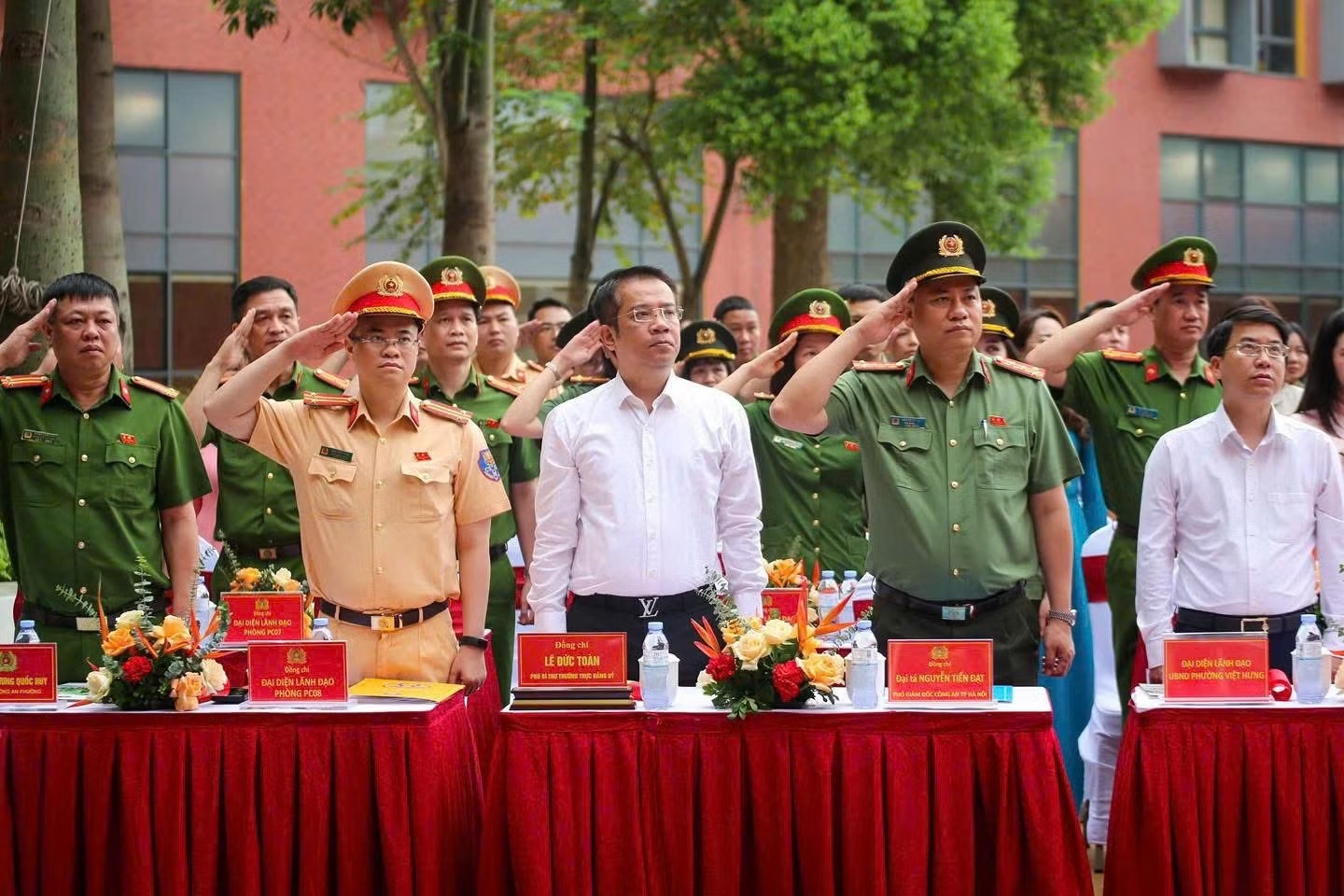 Đại t&aacute; Nguyễn Tiến Đạt, Ph&oacute; Gi&aacute;m đốc CATP, Thủ trưởng Cơ quan An ninh Điều tra CATP H&agrave; Nội, Chủ tịch CLB C&ocirc;ng an H&agrave; Nội (h&agrave;ng đầu, thứ hai từ phải sang) dự tại điểm cầu trường Marie Curie Long Bi&ecirc;n.