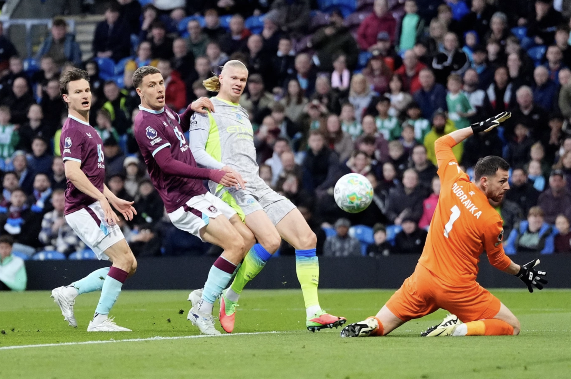 Haaland ghi b&agrave;n thắng duy nhất gi&uacute;p Man City gi&agrave;nh ba điểm.