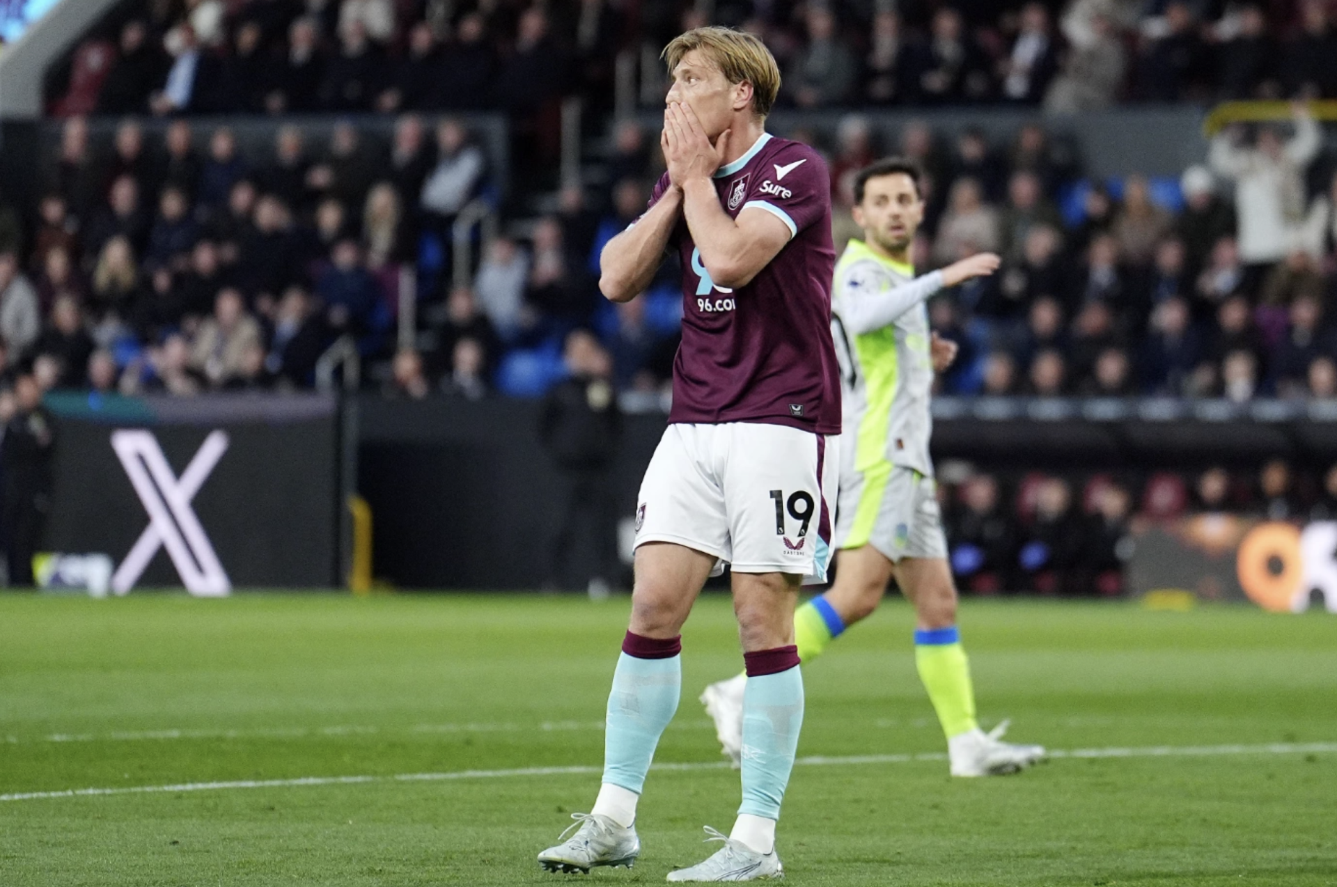 Zian Flemming tiếc nuối khi lỡ cơ hội gỡ h&ograve;a cho Burnley. 