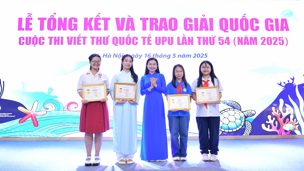 Chị Nguyễn Phạm Duy Trang - B&iacute; thư T.Ư Đo&agrave;n, Chủ tịch Hội đồng Đội T.Ư trao tặng Huy hiệu "Tuổi trẻ s&aacute;ng tạo" cho c&aacute;c th&iacute; th&iacute; sinh đoạt giải Nhất, Nh&igrave; cuộc thi Viết thư quốc tế UPU lần thứ 54, năm 2025.