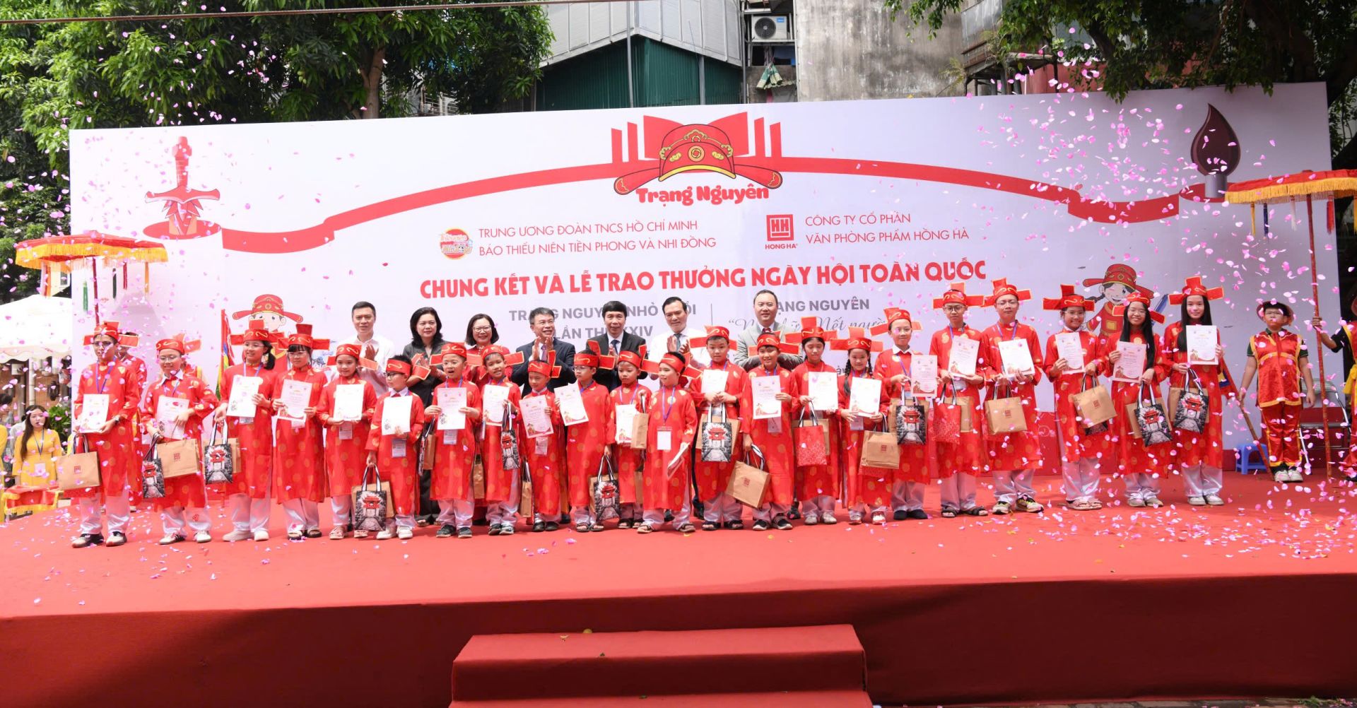 Tiến sĩ Nguyễn Minh Chung, Uỷ vi&ecirc;n Ban Thường vụ, Trưởng ban Tuy&ecirc;n gi&aacute;o v&agrave; D&acirc;n vận Đảng uỷ Mặt trận Tổ quốc, c&aacute;c đo&agrave;n thể Trung ương c&ugrave;ng c&aacute;c đại biểu trao Giấy khen v&agrave; qu&agrave; tặng cho 22 học sinh đoạt giải Trạng Nguy&ecirc;n.