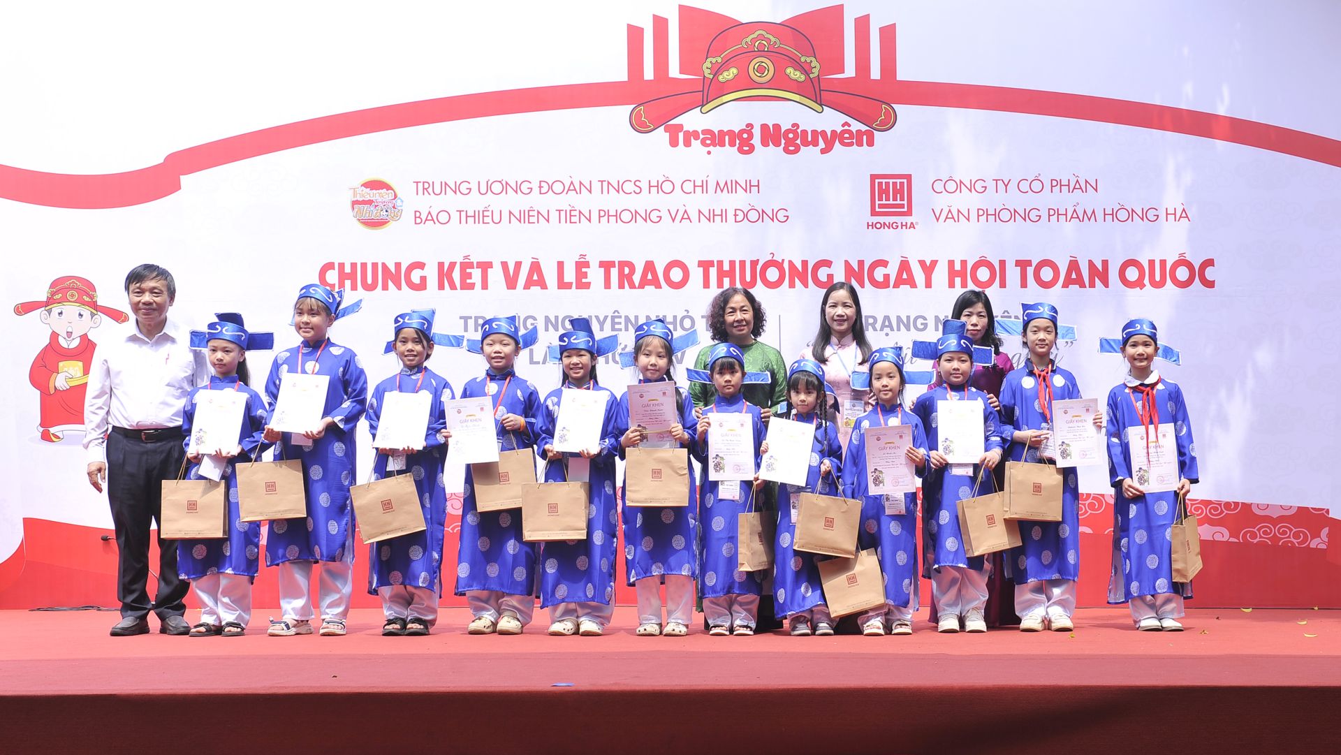 12 th&iacute; sinh nhận danh hiệu Bảng Nh&atilde;n nội dung Trạng nguy&ecirc;n N&eacute;t chữ - Nết người.