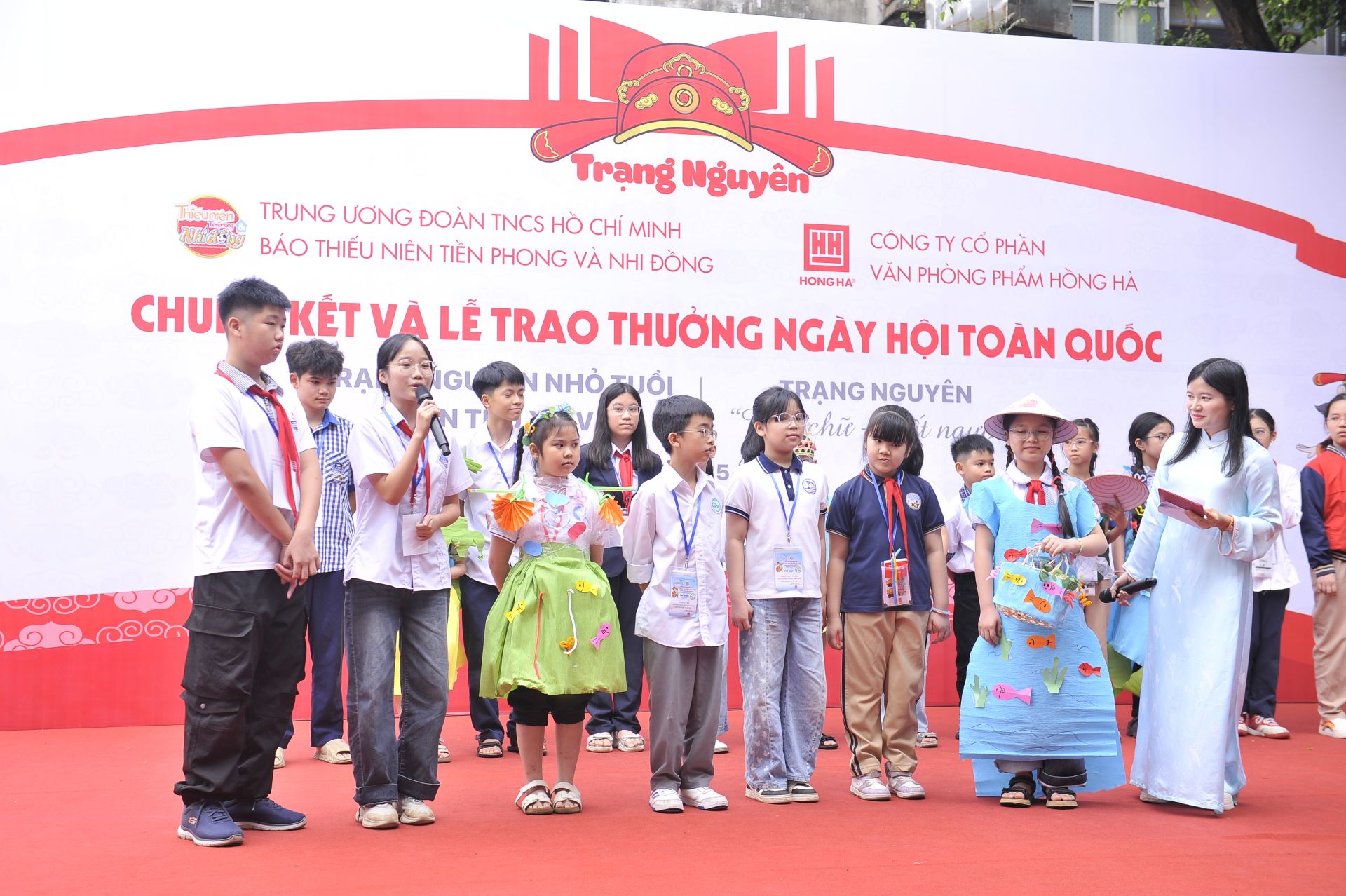 Ba đội thi Trạng nguy&ecirc;n Đồng đội ho&agrave;n th&agrave;nh những bộ trang phục t&aacute;i chế s&aacute;ng tạo ngay tại chương tr&igrave;nh c&ugrave;ng th&ocirc;ng điệp v&igrave; m&ocirc;i trường xanh bền vững.