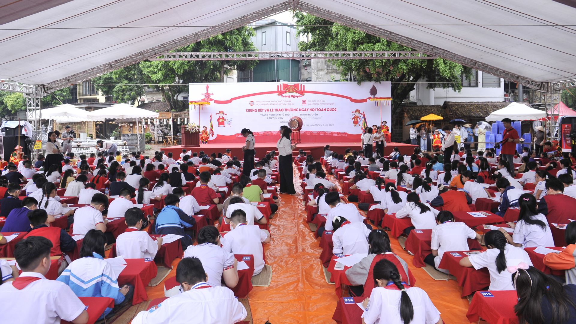 C&aacute;c &ldquo;sĩ tử&rdquo; tham gia phần thi c&aacute; nh&acirc;n tại s&acirc;n Hồ Văn.