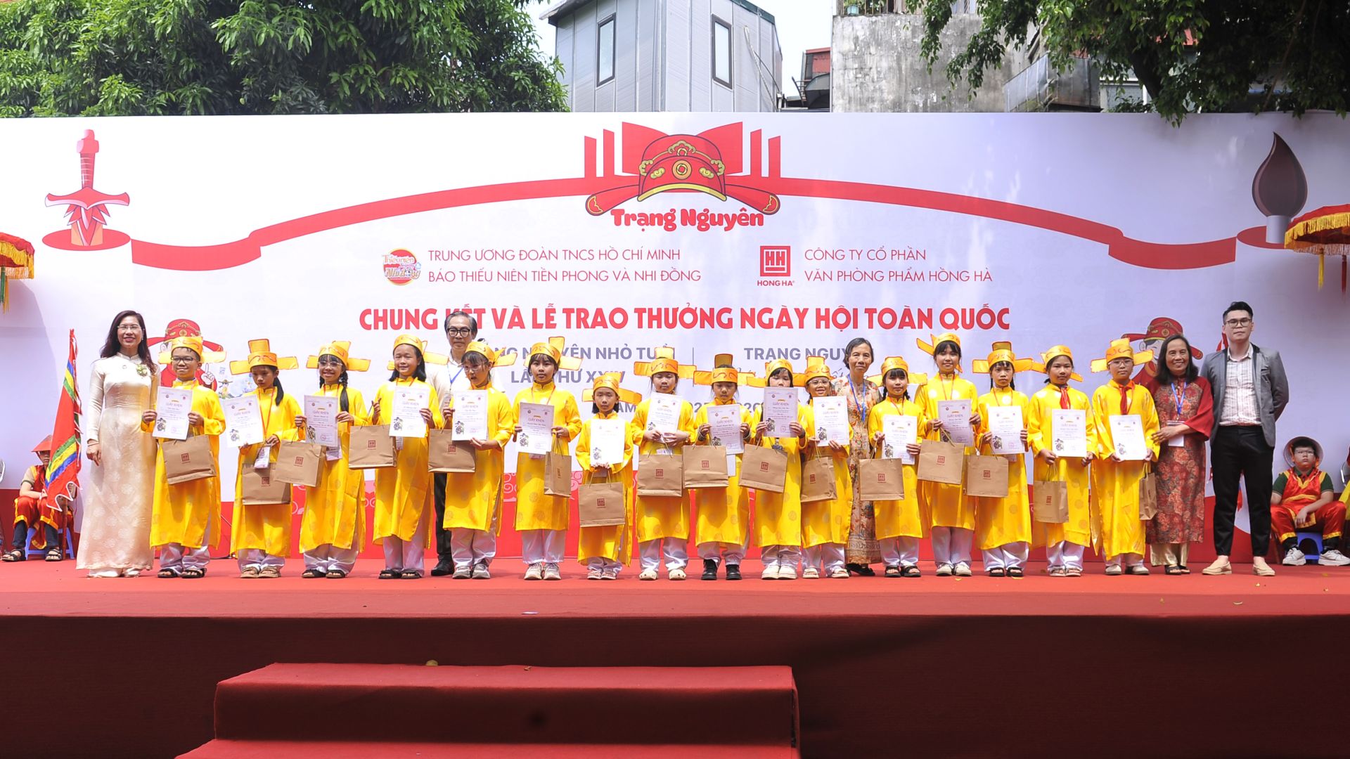 Đại diện BTC trao 16 giải Th&aacute;m Hoa Trạng nguy&ecirc;n N&eacute;t chữ - Nết người cho c&aacute;c th&iacute; sinh.