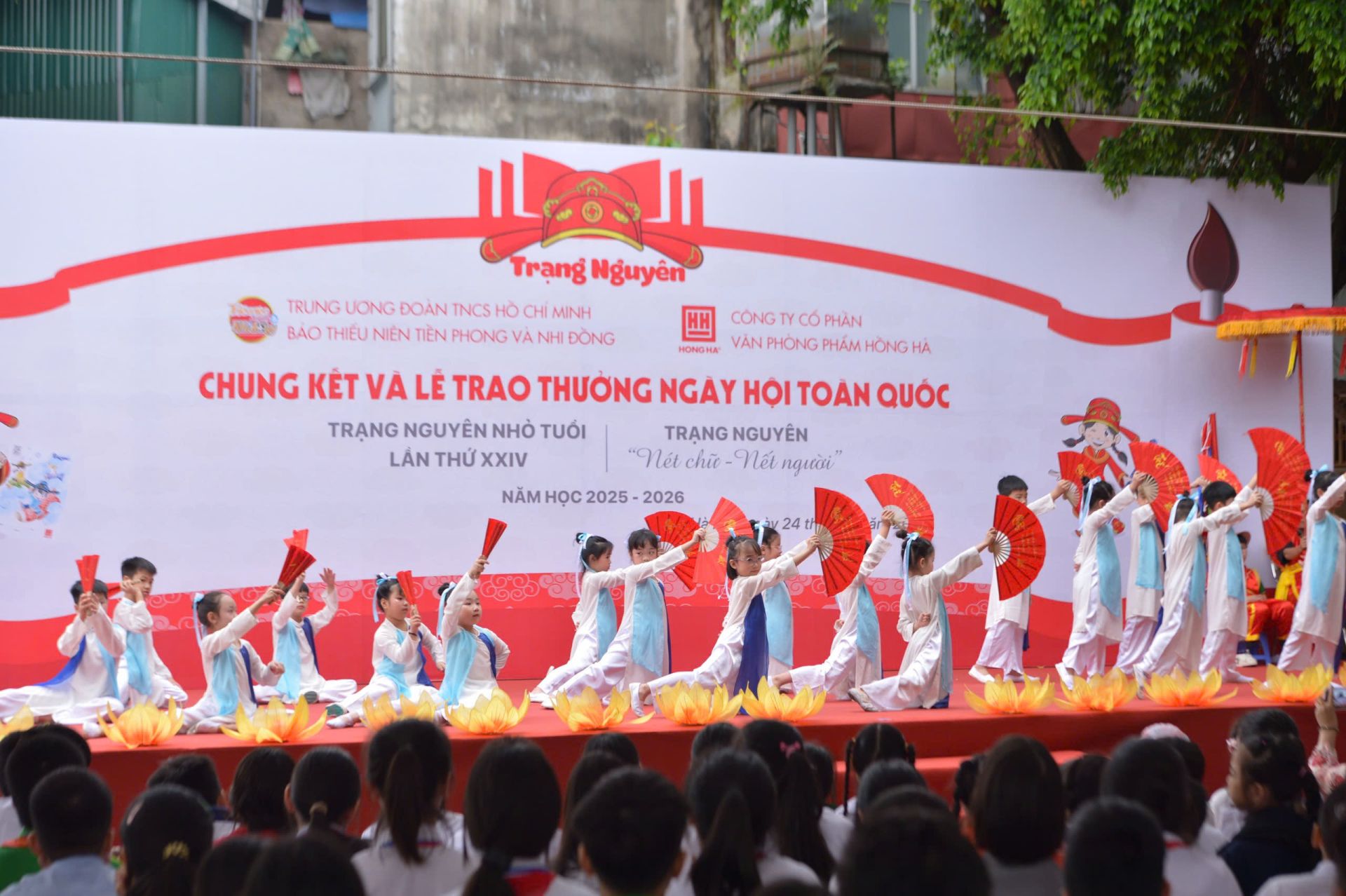 Ng&agrave;y hội rộn r&agrave;ng với c&aacute;c tiết mục văn nghệ hướng tới kỷ niệm 30/4, 1/5 v&agrave; lan tỏa tinh thần hiếu học của Thiếu nhi Việt Nam.