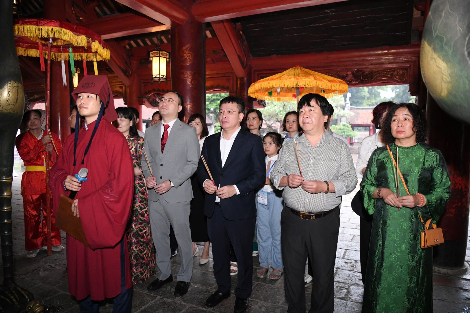 Nghi thức d&acirc;ng hương tại Văn Miếu &ndash; Quốc Tử Gi&aacute;m l&agrave; hoạt động quan trọng trước khi bắt đầu Ng&agrave;y hội.