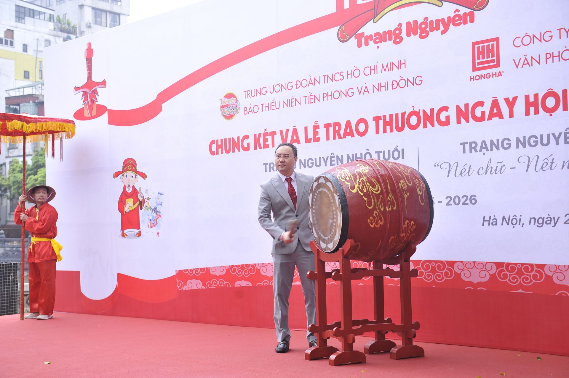 &Ocirc;ng Phạm Trung Ki&ecirc;n, Tổng Gi&aacute;m đốc C&ocirc;ng ty Cổ phần Văn ph&ograve;ng phẩm Hồng H&agrave;, Ph&oacute; Trưởng Ban tổ chức đ&aacute;nh trống khai thi, th&iacute; sinh bắt đầu Ng&agrave;y hội.